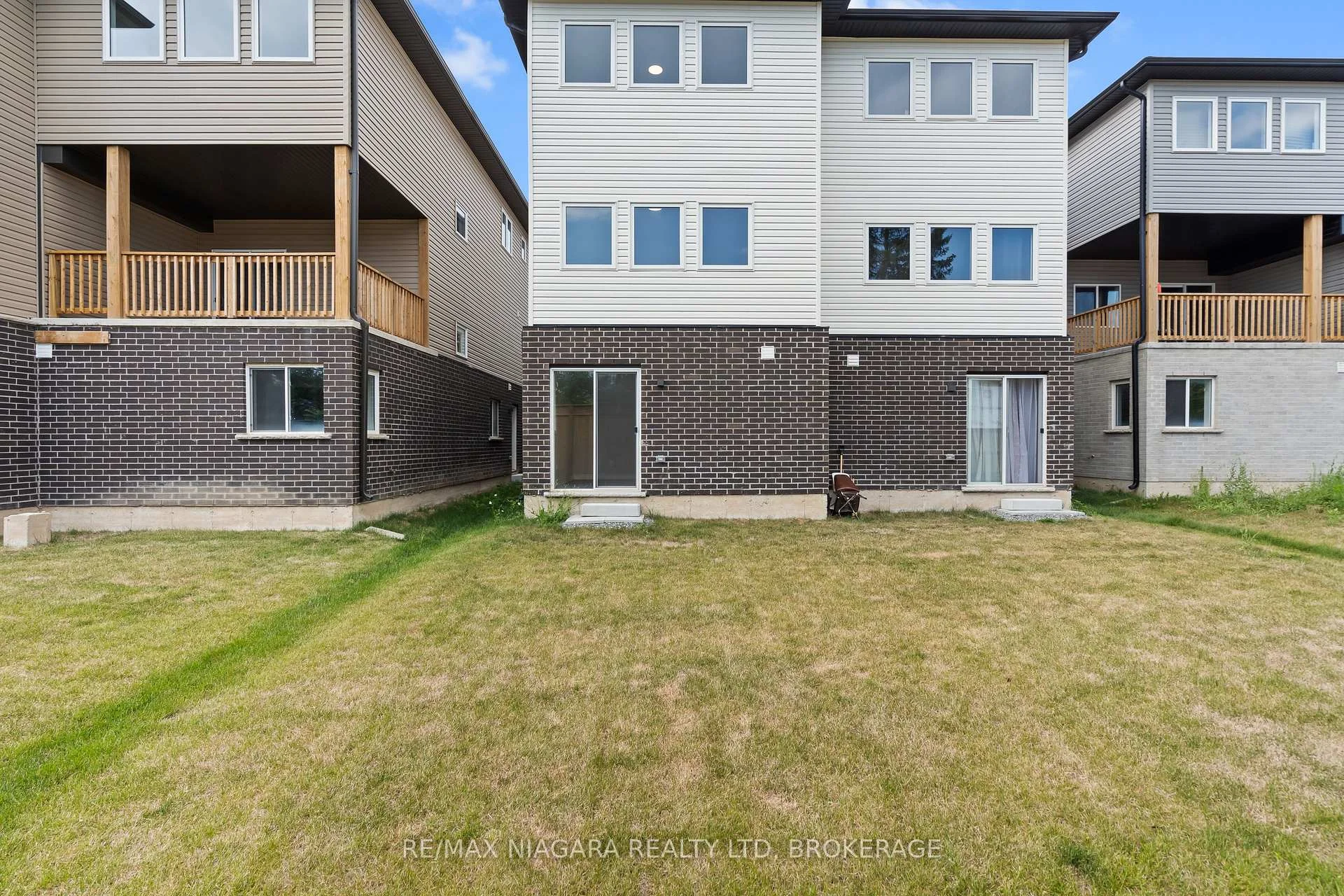 Photo 31 of 39 Superior Street, Welland, Dain City — HOMEH