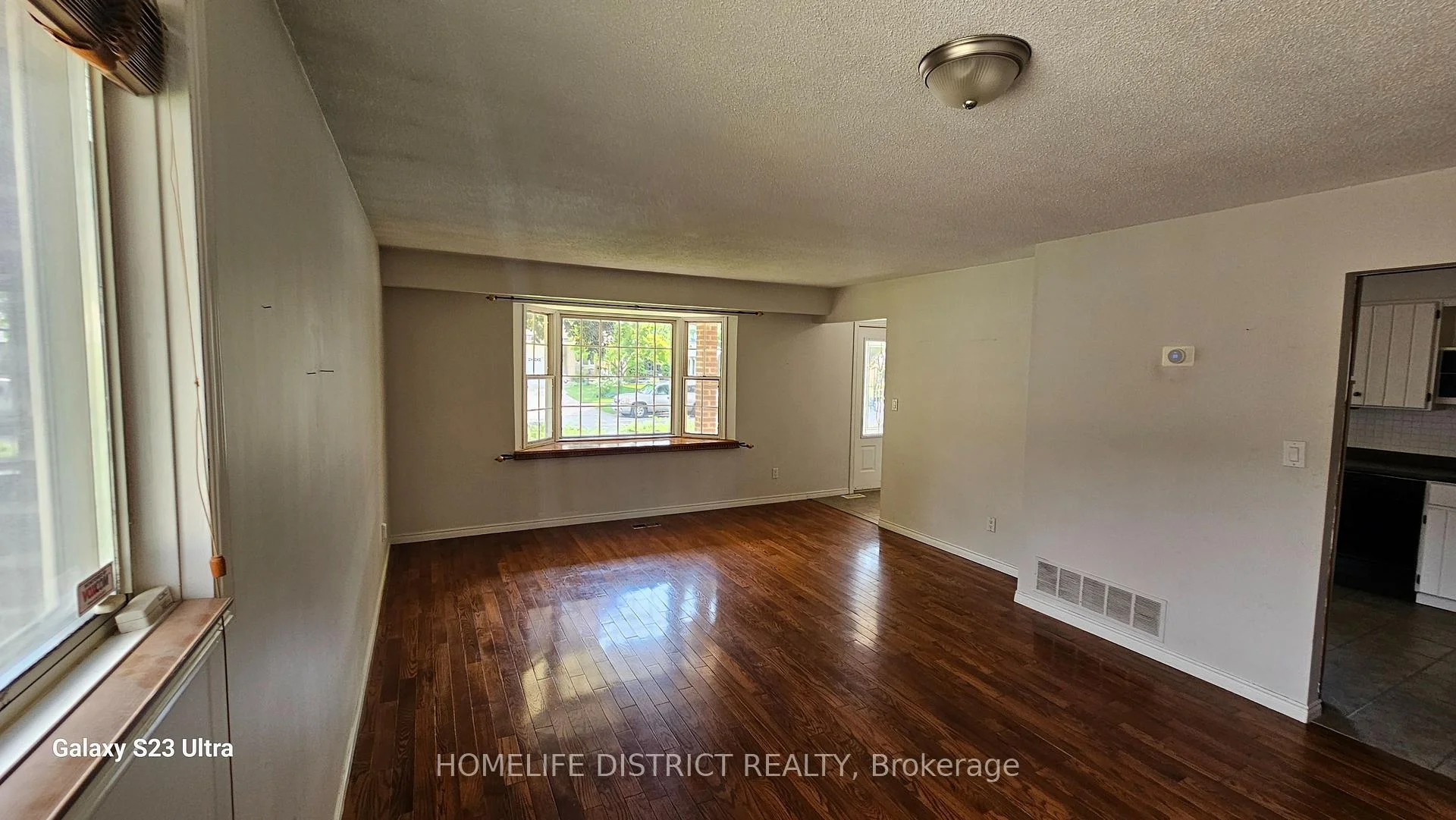 Photo 3 of 912 Exeter Street, Oshawa, Centennial — HOMEH