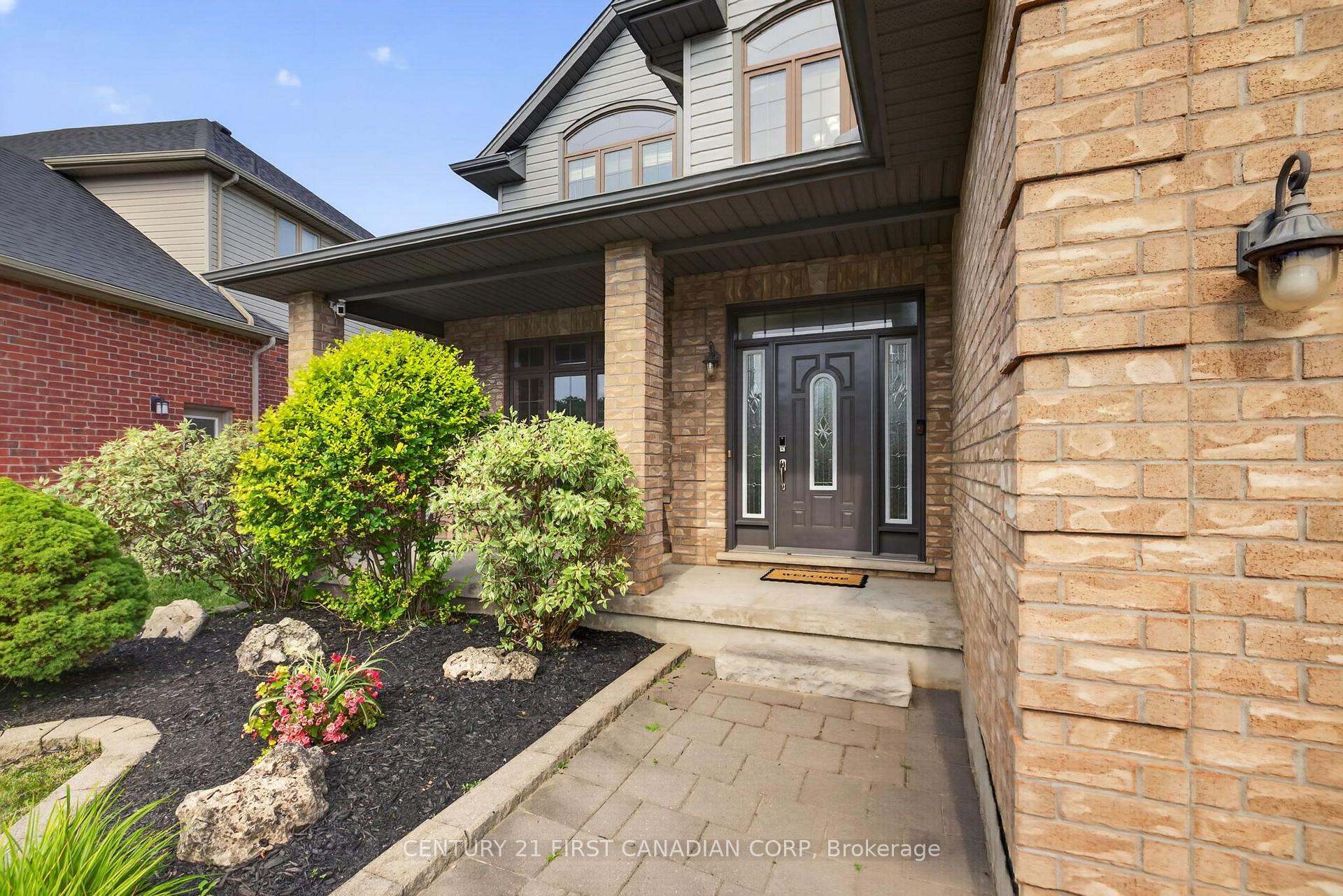 Photo 2 of 834 Talisman Crescent, London, South L — HOMEH