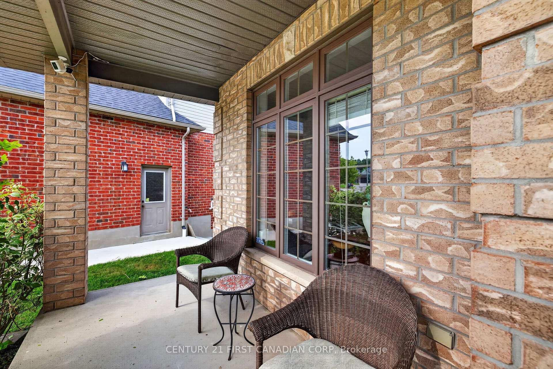 Photo 3 of 834 Talisman Crescent, London, South L — HOMEH