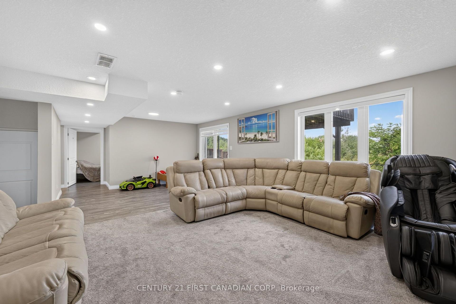 Photo 33 of 834 Talisman Crescent, London, South L — HOMEH