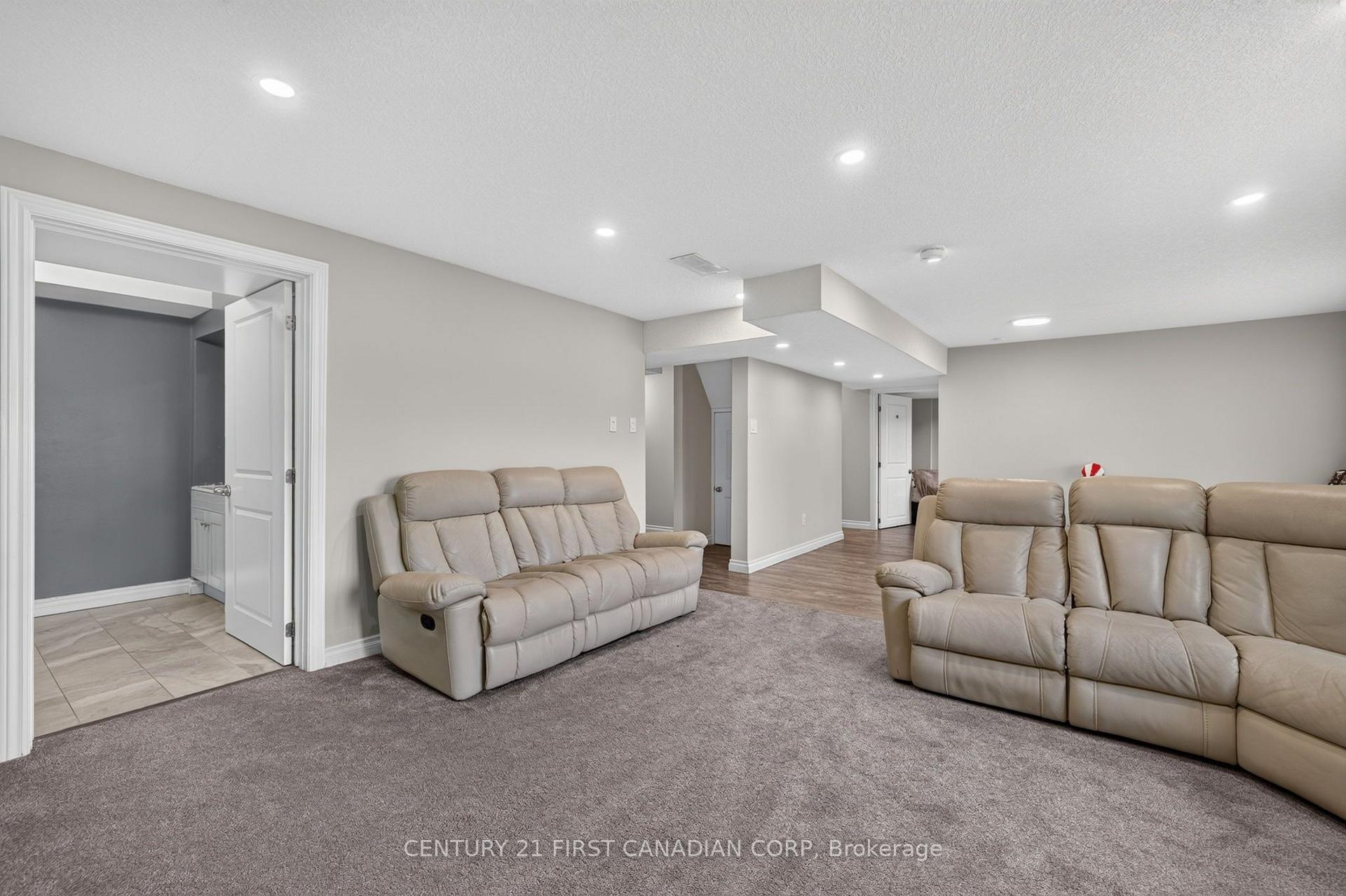 Photo 34 of 834 Talisman Crescent, London, South L — HOMEH