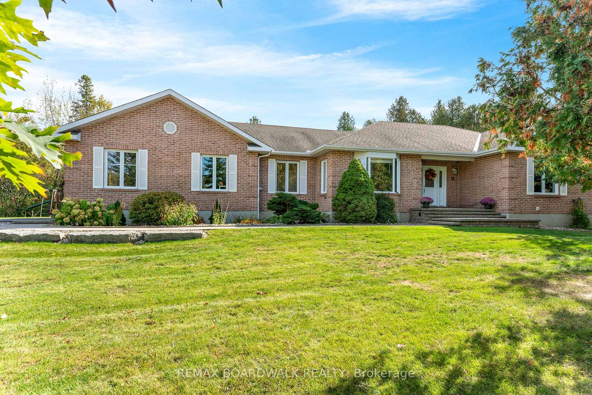Photo 4 of 14 Panandrick View Drive, Ottawa, Kanata - Rural Kanata (Central) — HOMEH