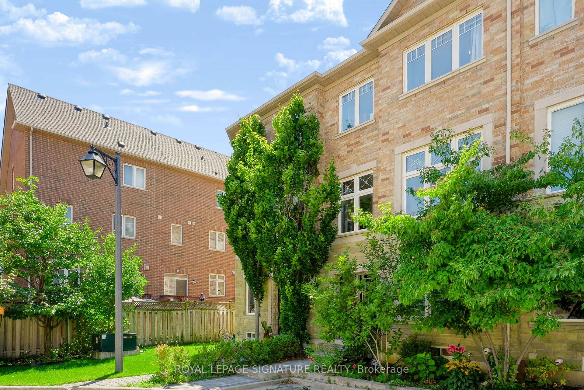 Photo 2 of 10 Clockwork Lane, Etobicoke, Stonegate-Queensway — HOMEH