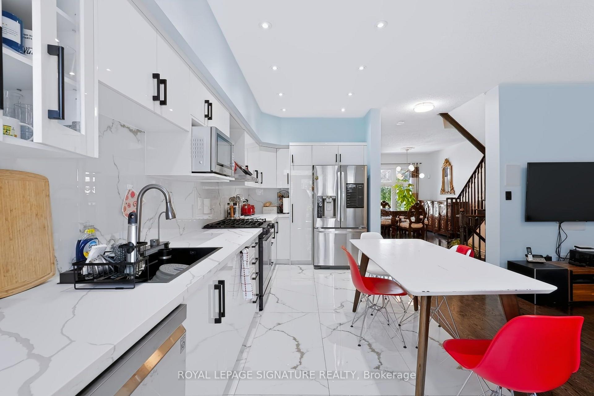 Photo 14 of 10 Clockwork Lane, Etobicoke, Stonegate-Queensway — HOMEH