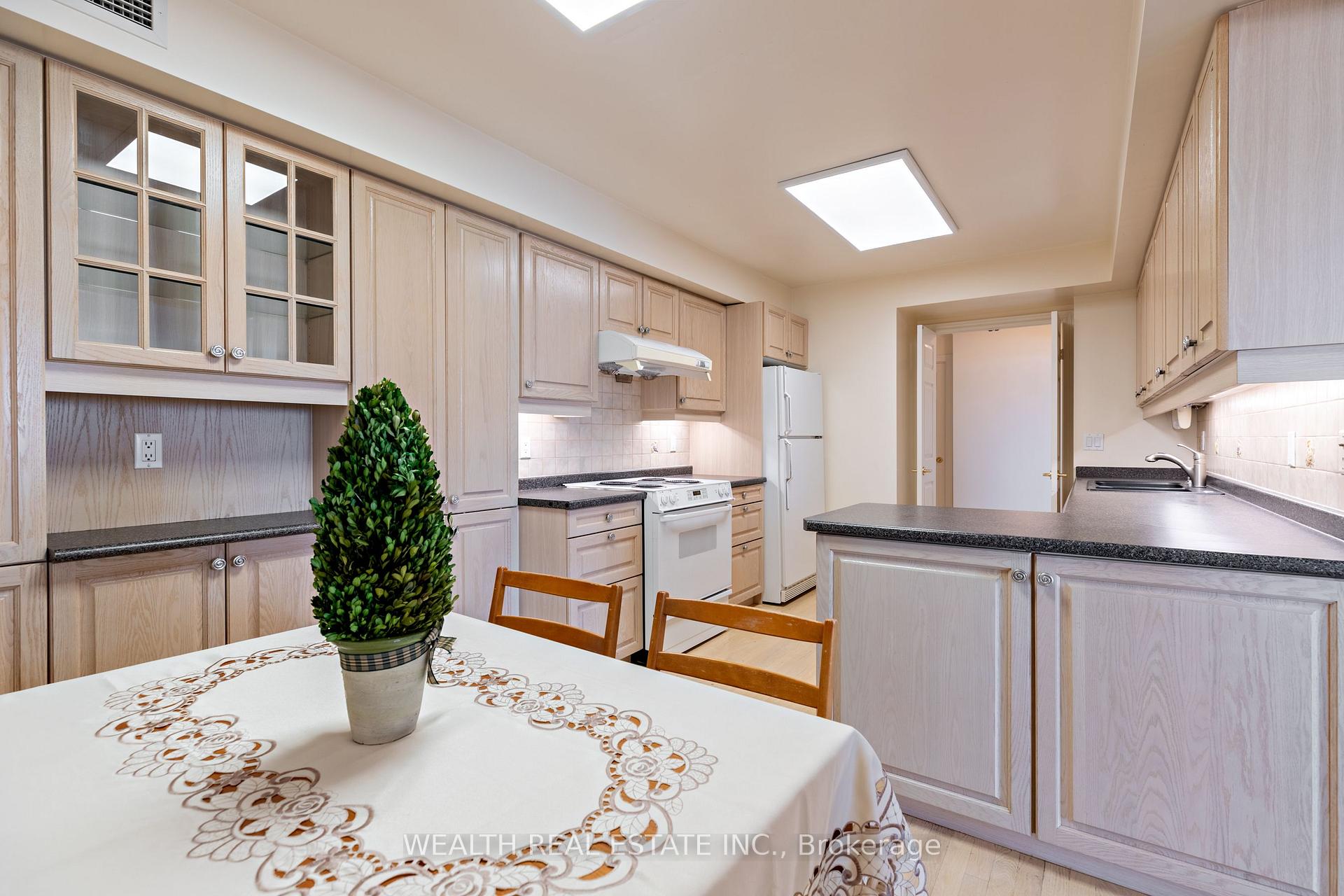 Photo 13 of Unit 813, 89 Skymark Drive, North York, Hillcrest Village — HOMEH