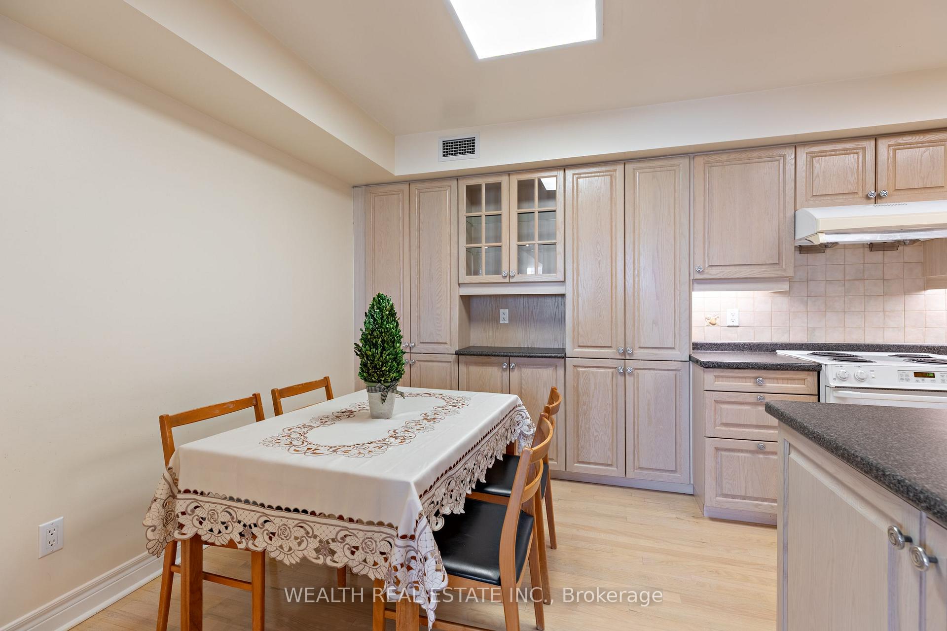 Photo 15 of Unit 813, 89 Skymark Drive, North York, Hillcrest Village — HOMEH