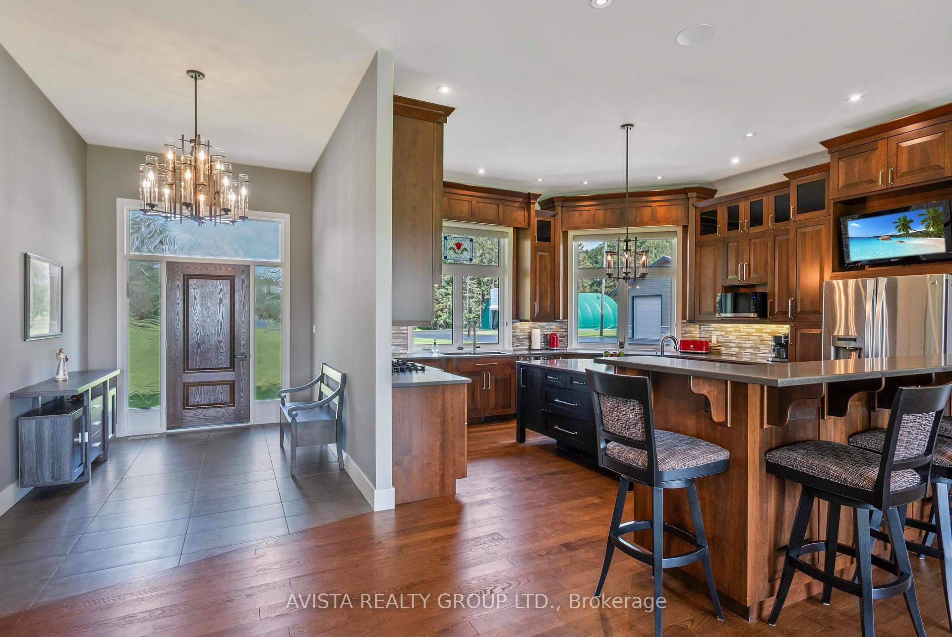 Photo 2 of 2422 Broadway Ave, Thunder Bay, Rosslyn Road — HOMEH