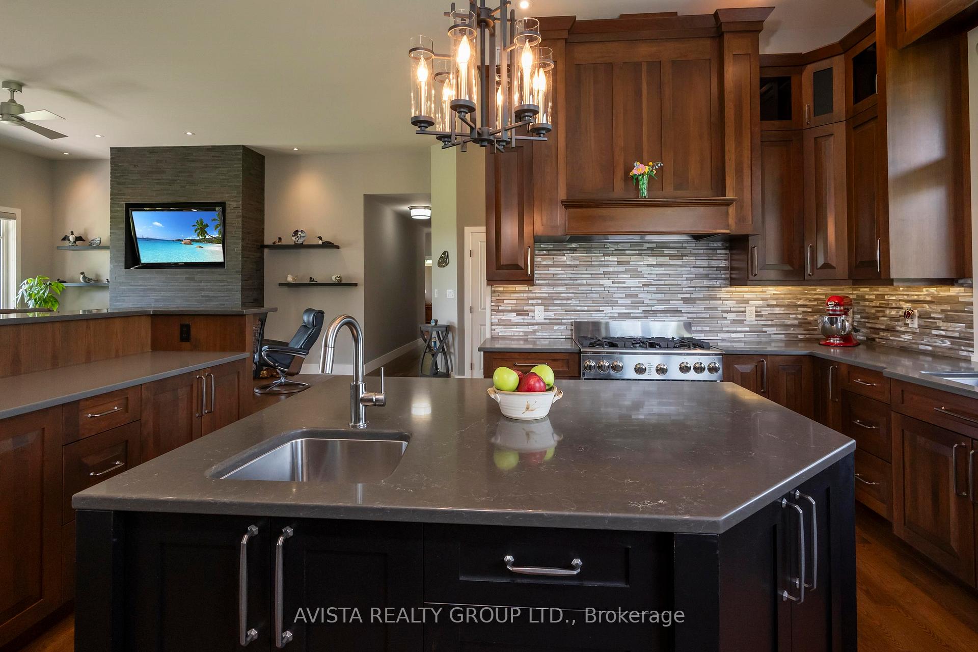 Photo 4 of 2422 Broadway Ave, Thunder Bay, Rosslyn Road — HOMEH