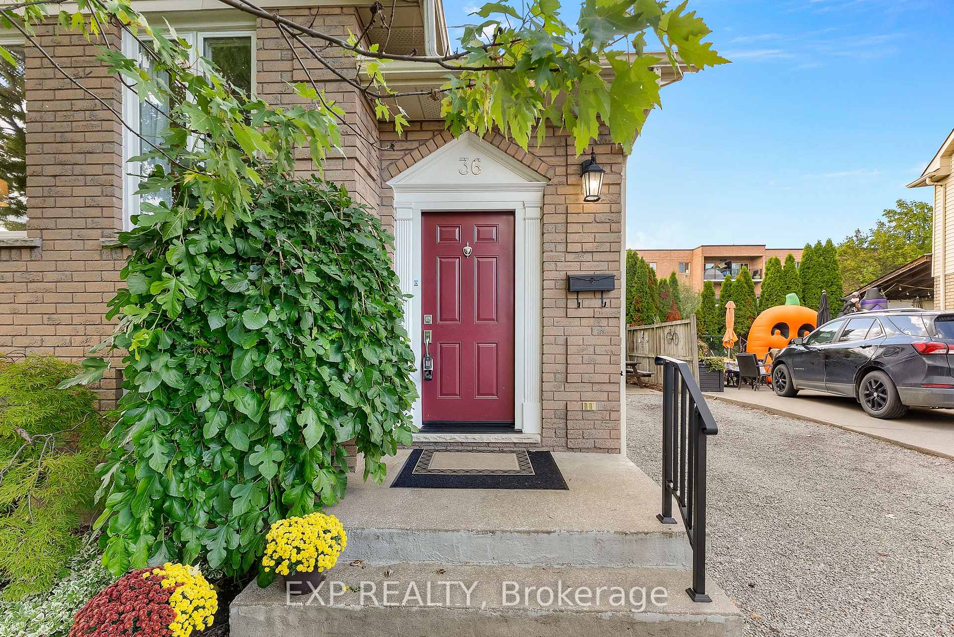 Photo 2 of 36 Vintage Crescent, St. Catharines, Ridley — HOMEH