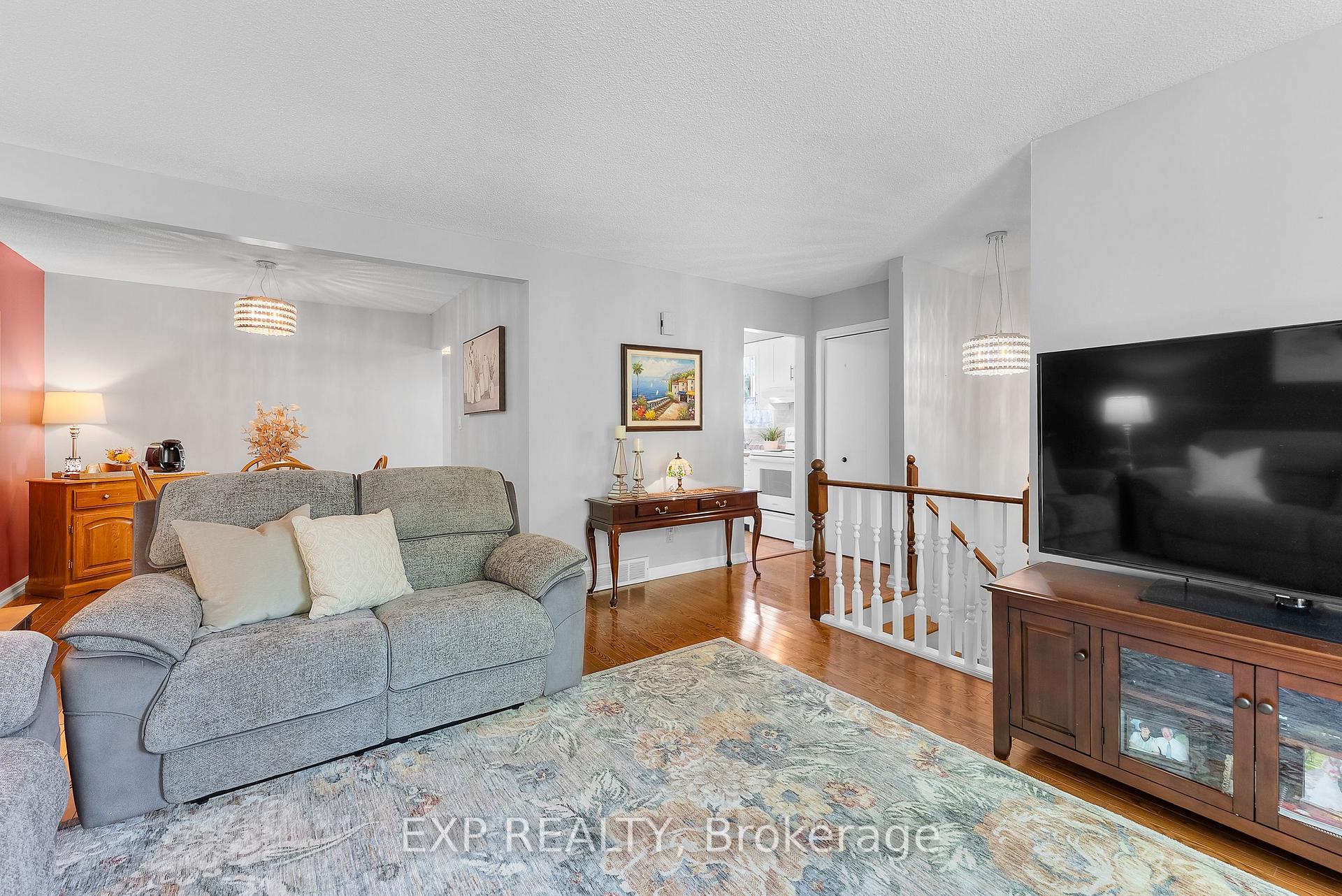 Photo 3 of 36 Vintage Crescent, St. Catharines, Ridley — HOMEH