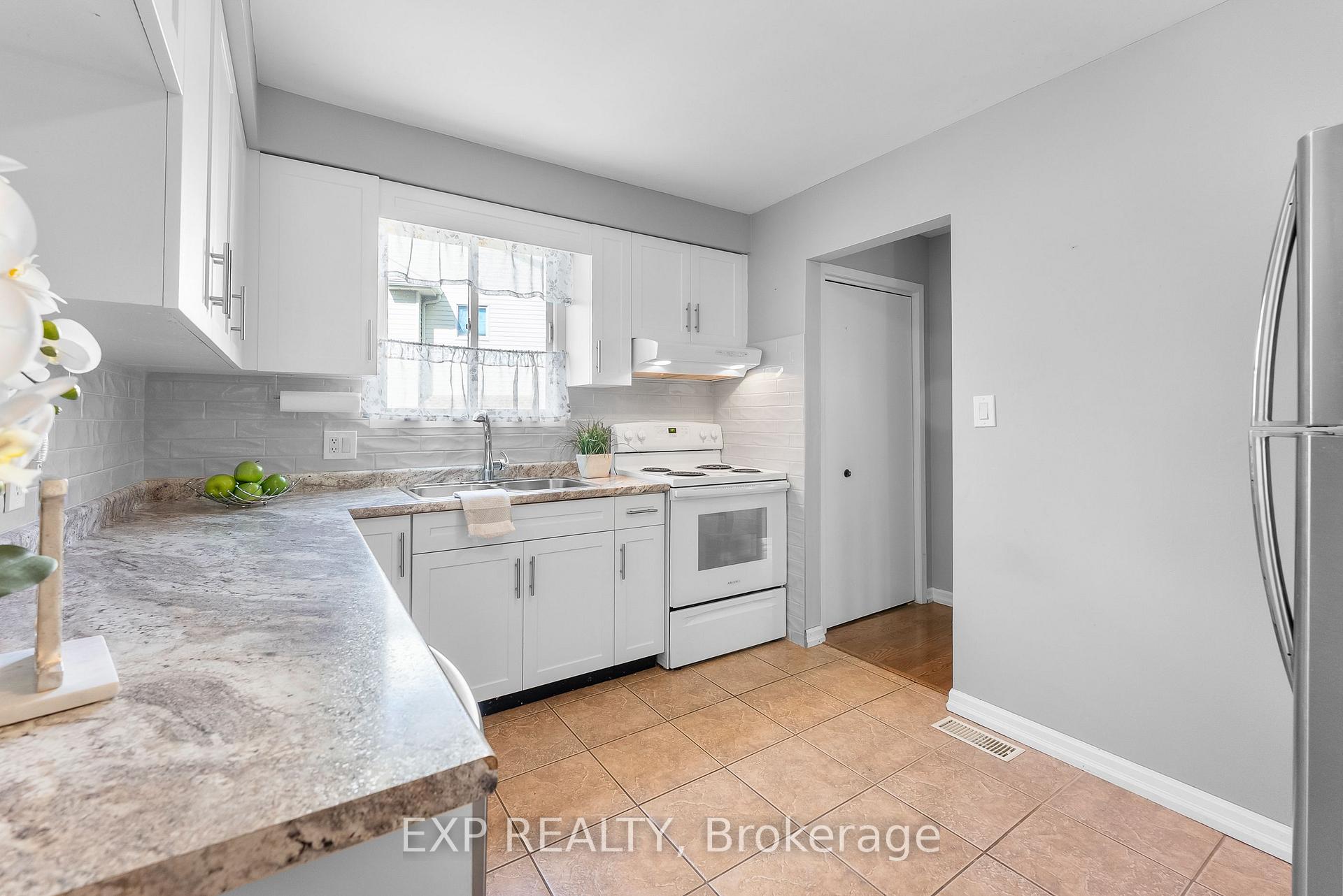 Photo 10 of 36 Vintage Crescent, St. Catharines, Ridley — HOMEH