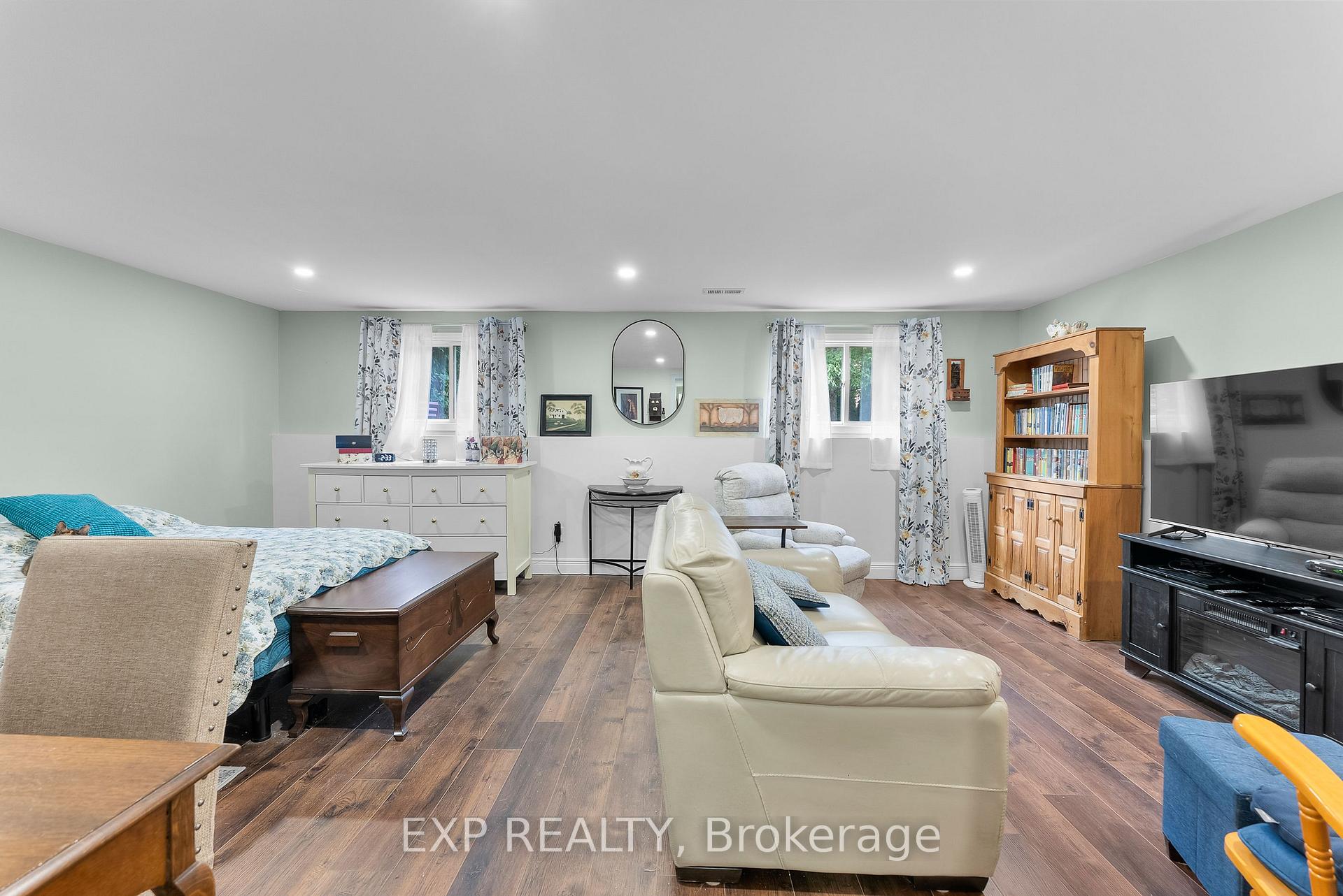 Photo 24 of 36 Vintage Crescent, St. Catharines, Ridley — HOMEH