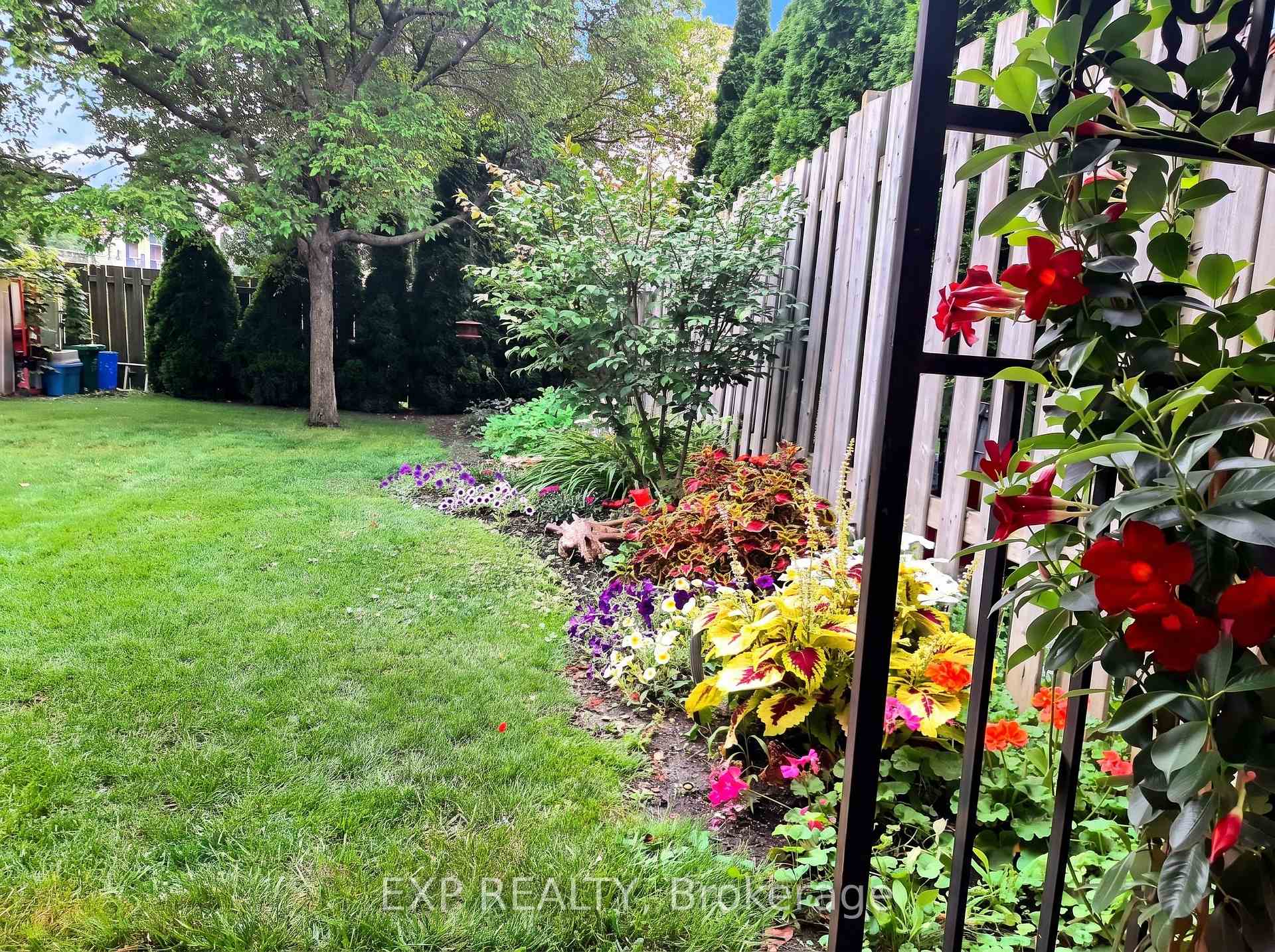 Photo 33 of 36 Vintage Crescent, St. Catharines, Ridley — HOMEH