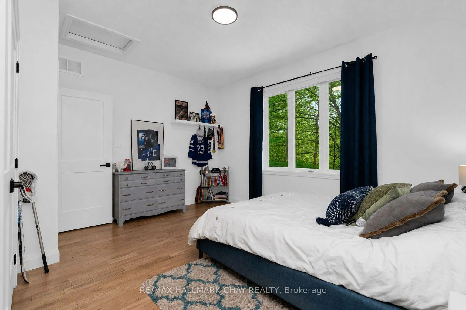 Photo 10 of 12 Oakmont Avenue, Oro-Medonte, Horseshoe Valley — HOMEH