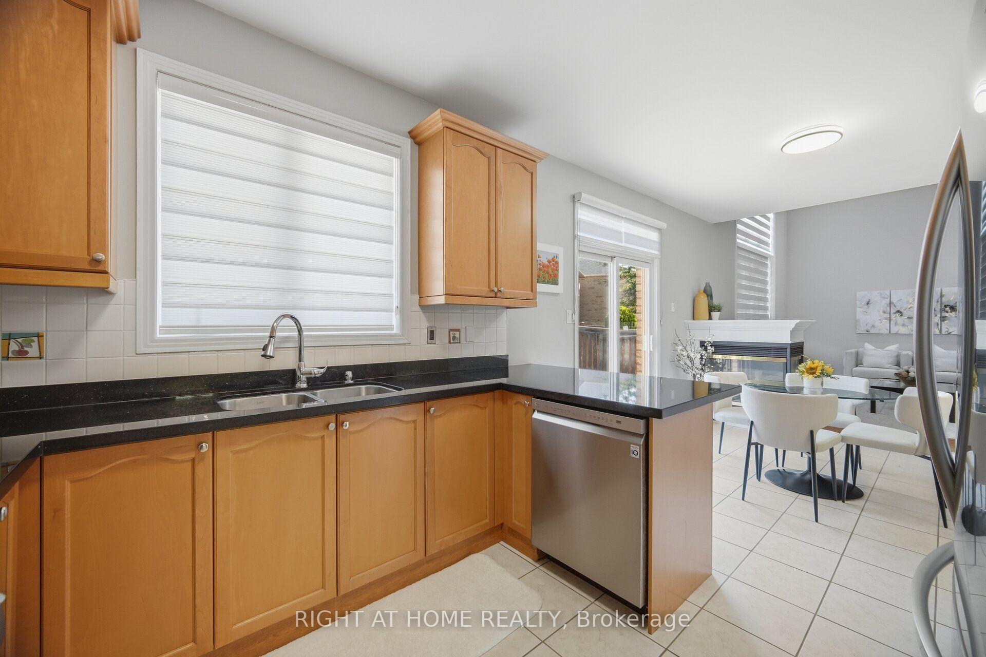 Photo 18 of 82 Starhill Crescent, Markham, Cachet — HOMEH