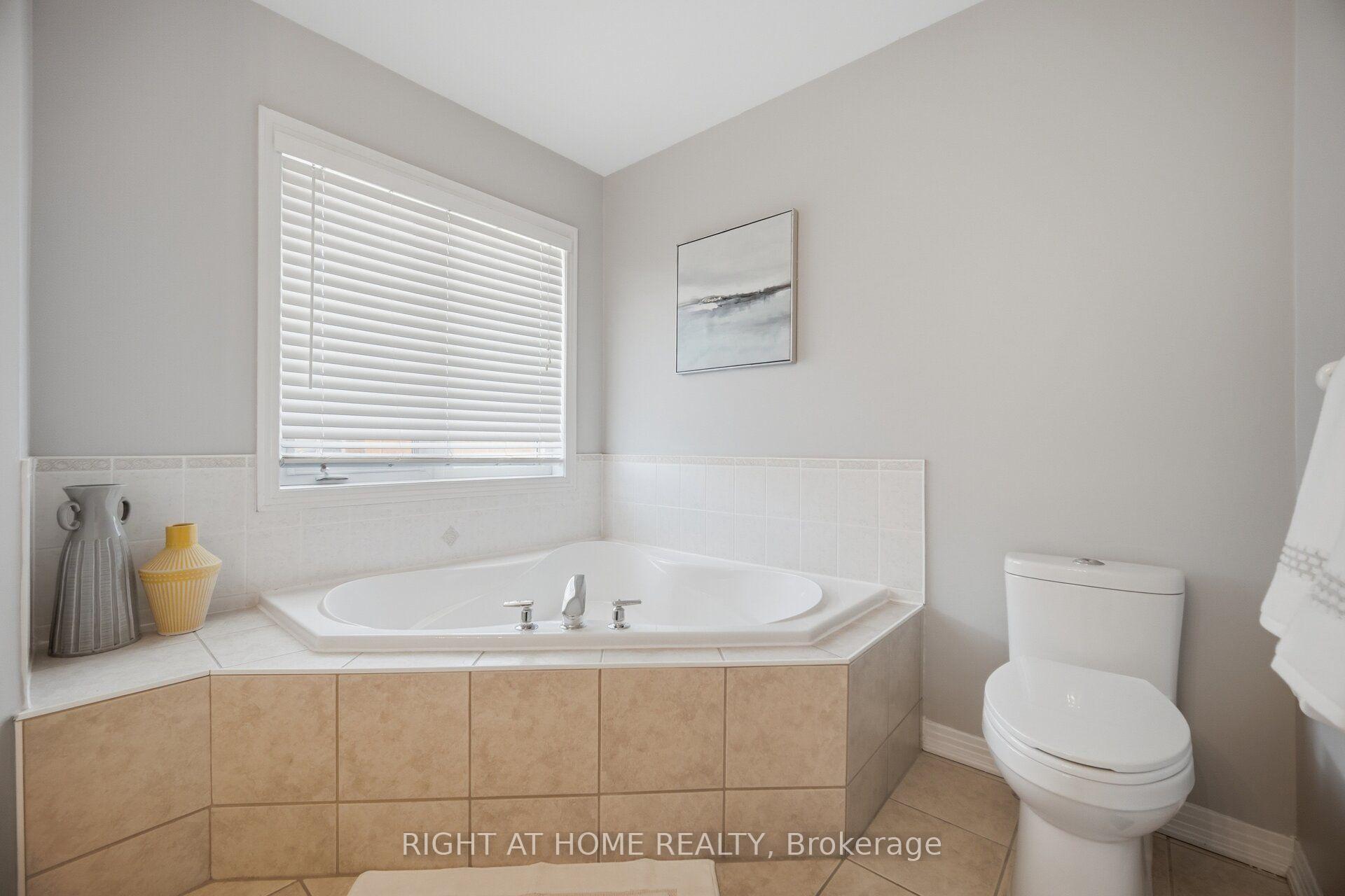Photo 35 of 82 Starhill Crescent, Markham, Cachet — HOMEH