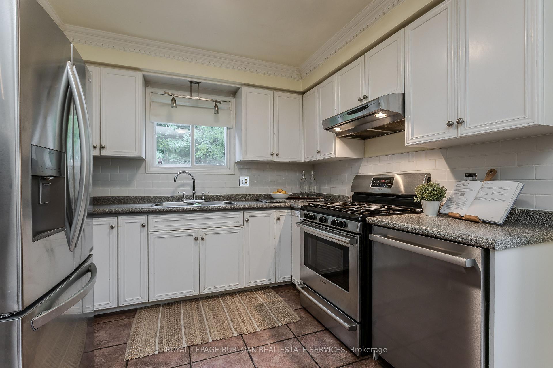 Photo 15 of 12 Branthaven Drive, Hamilton, Stoney Creek Mountain — HOMEH