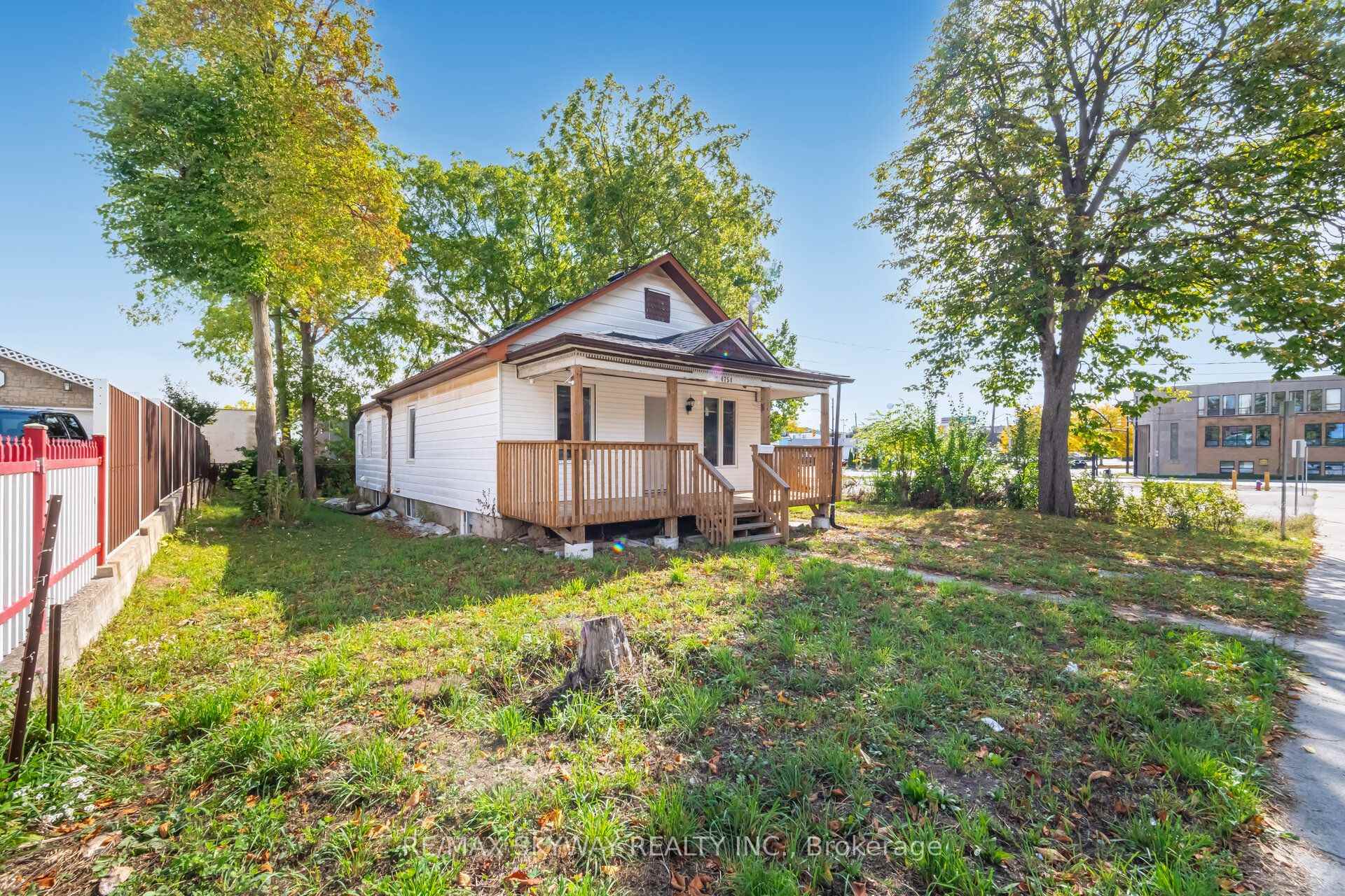 Photo 3 of 4754 First Avenue, Niagara Falls, Cherrywood — HOMEH