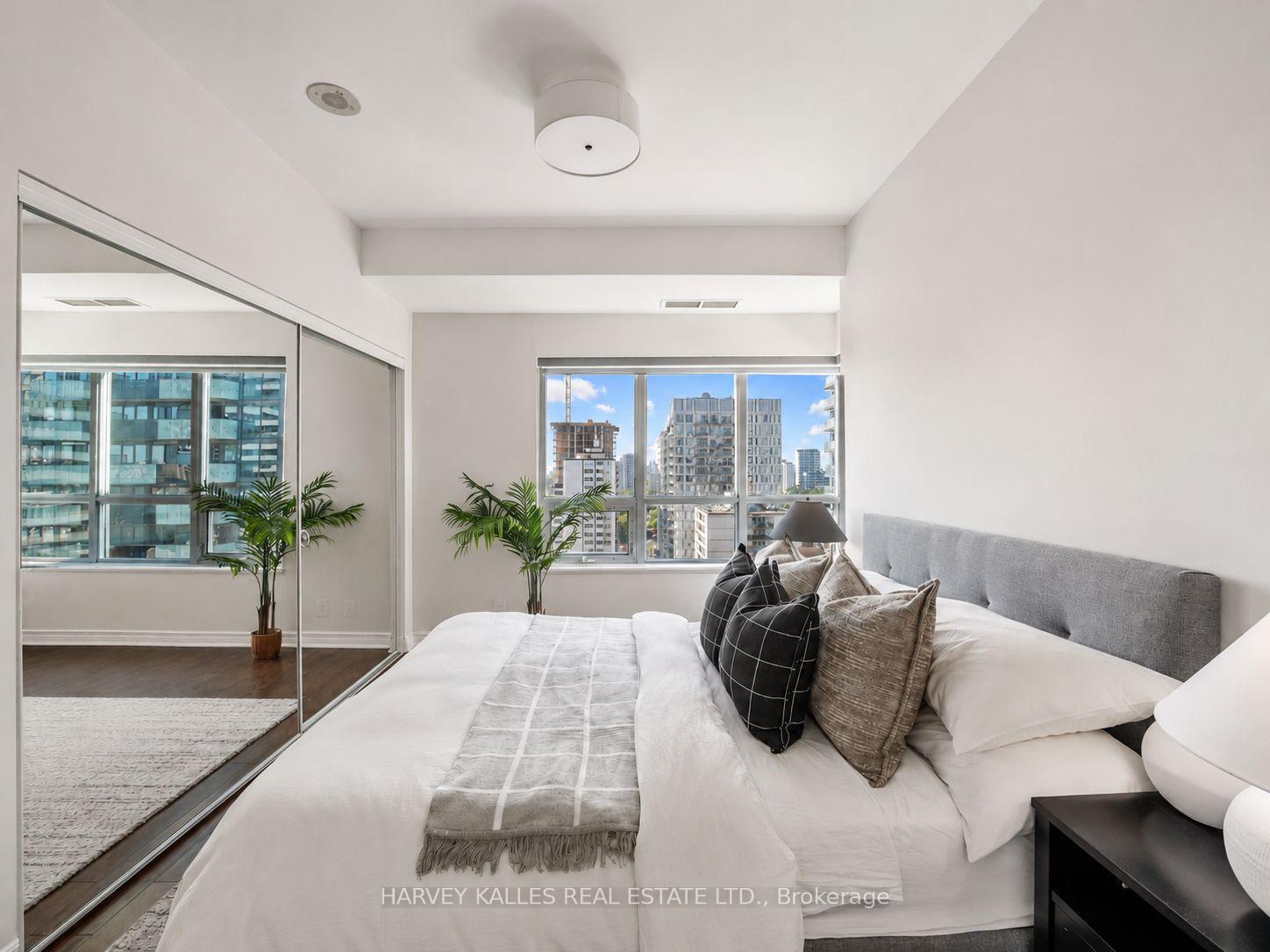 Photo 11 of Unit PH303, 212 Eglinton Avenue E, Toronto, Mount Pleasant West — HOMEH