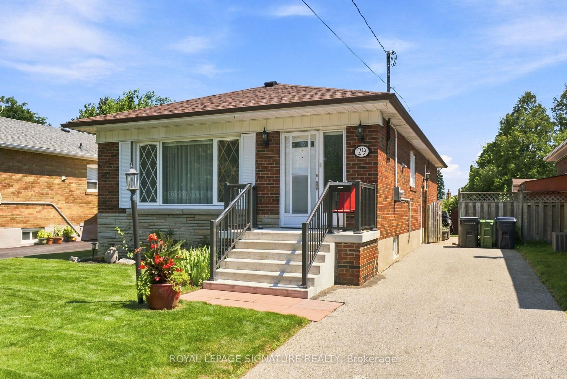 Photo 2 of 29 Chandler Drive, Scarborough, Woburn — HOMEH