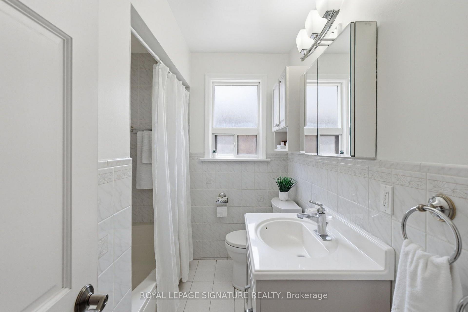 Photo 15 of 29 Chandler Drive, Scarborough, Woburn — HOMEH