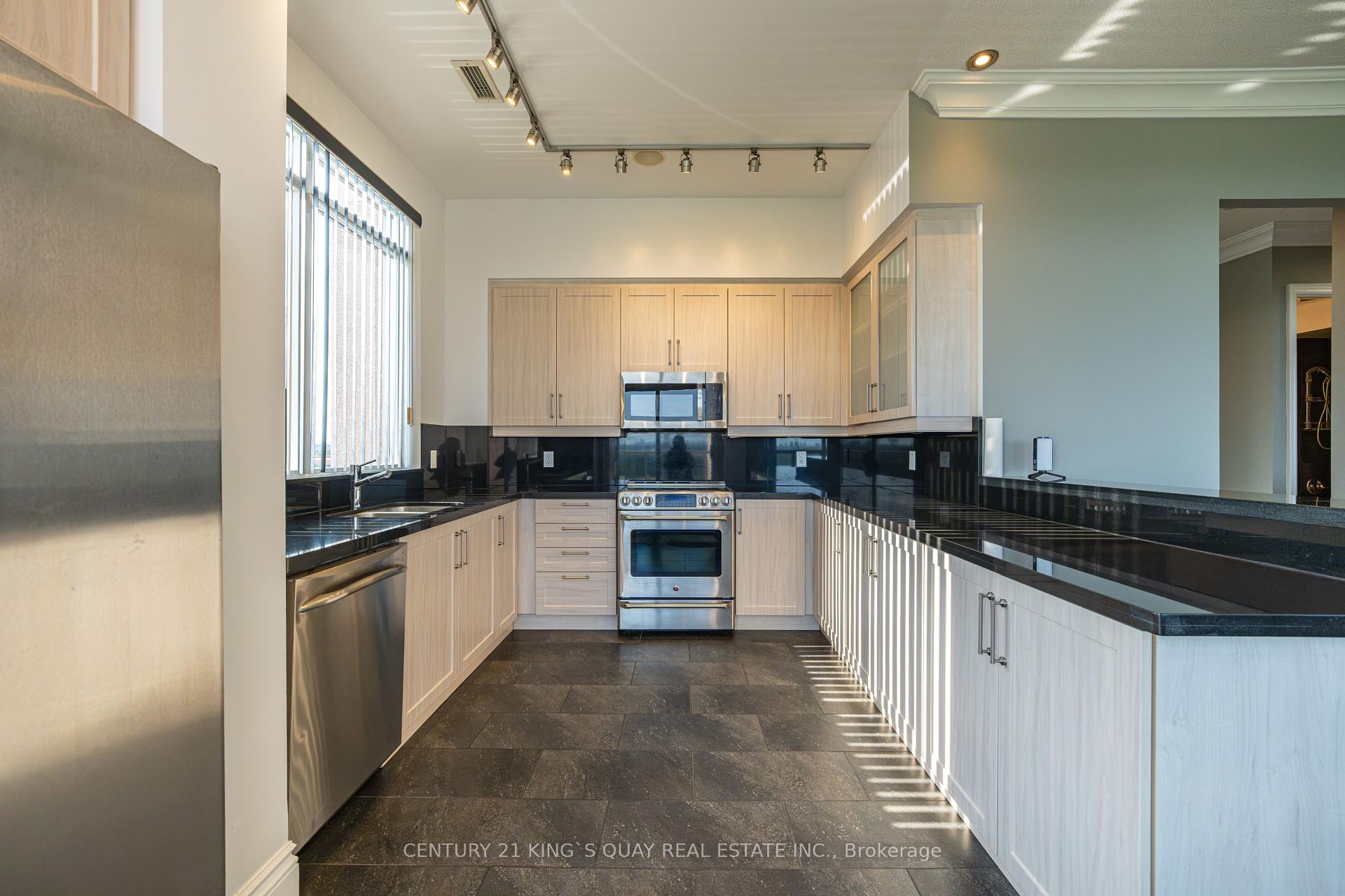 Photo 19 of Unit UPH 10, 37 Galleria Parkway, Markham, Commerce Valley — HOMEH