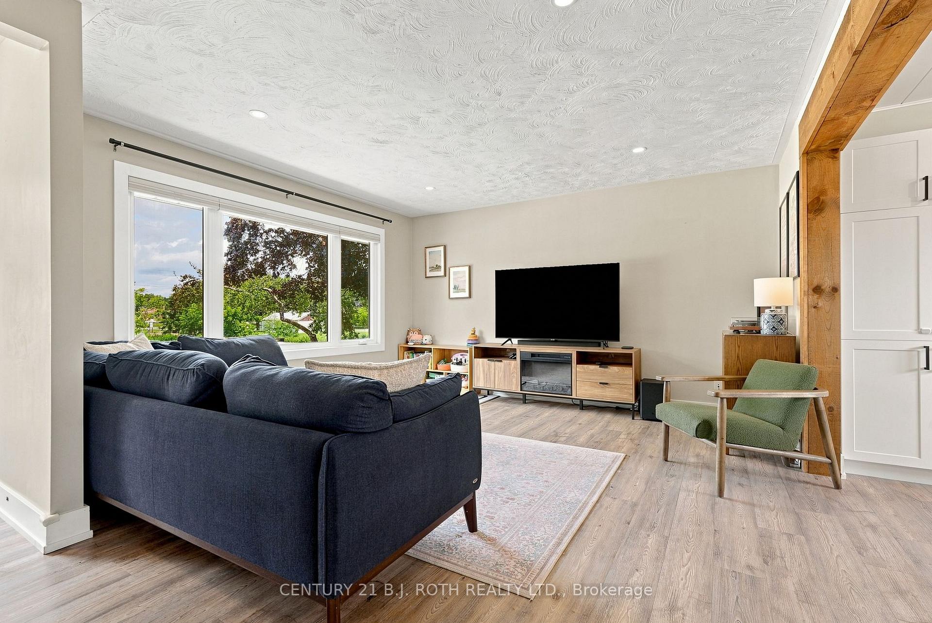 Photo 5 of 12 Bothwell Crescent, Barrie, Wellington — HOMEH