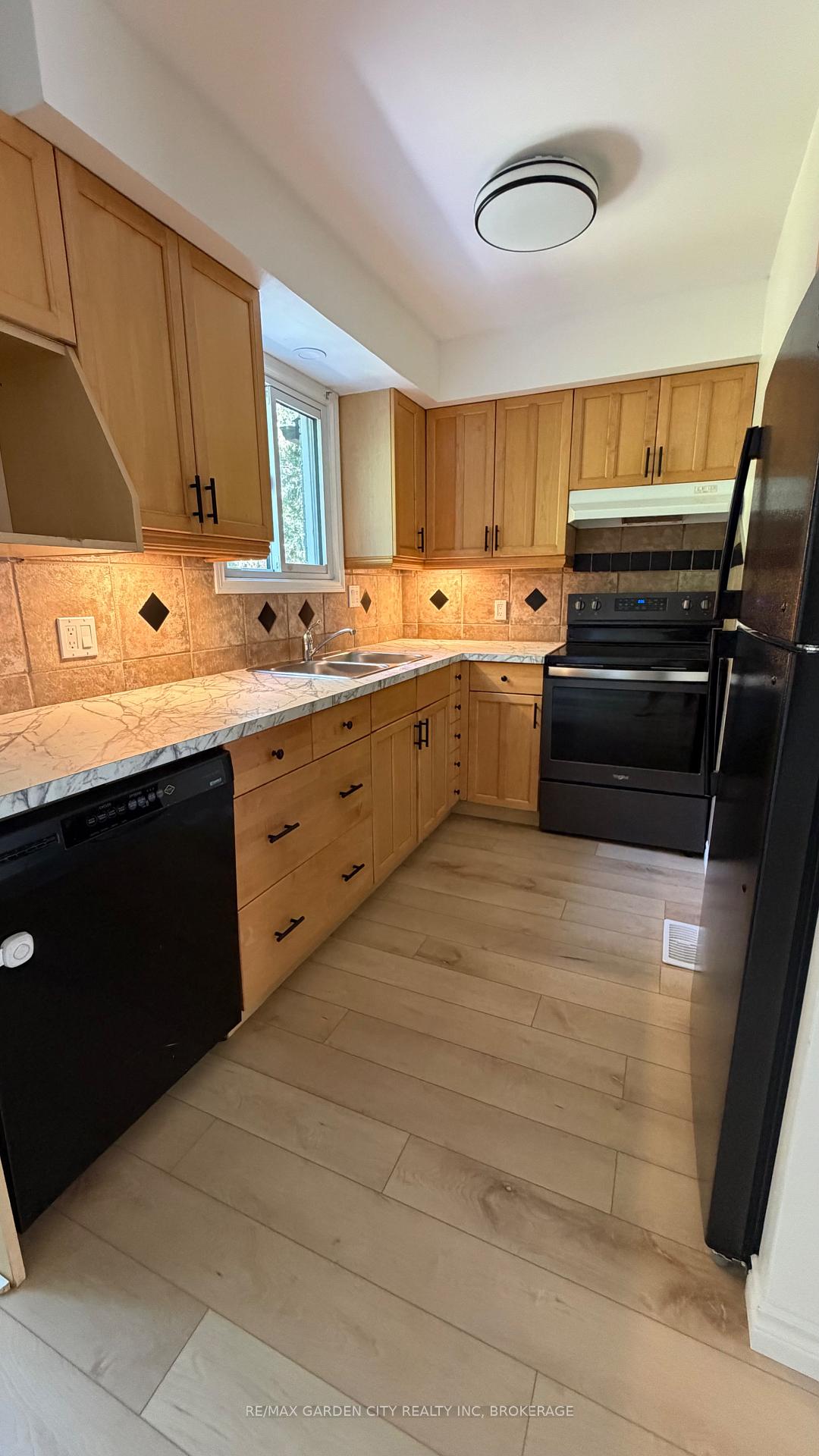 Photo 8 of 102 Tupper Drive, Thorold, Confederation Heights — HOMEH
