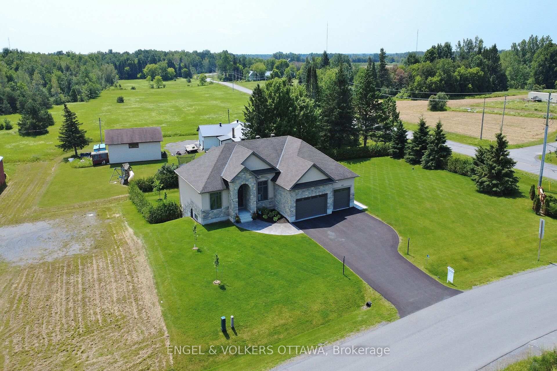Photo 2 of 100 Lake Trail Road, Ottawa, Greely — HOMEH