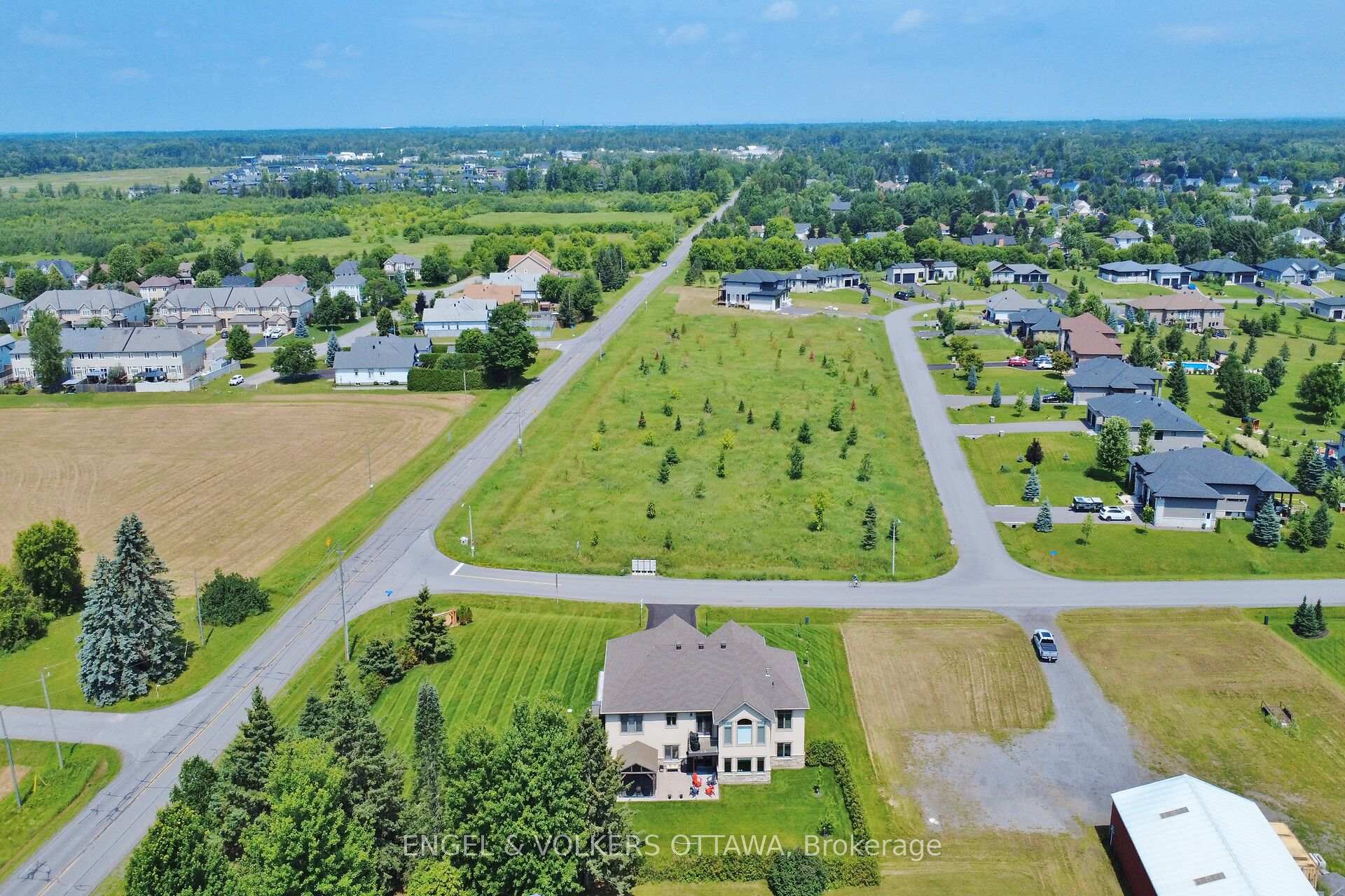 Photo 3 of 100 Lake Trail Road, Ottawa, Greely — HOMEH