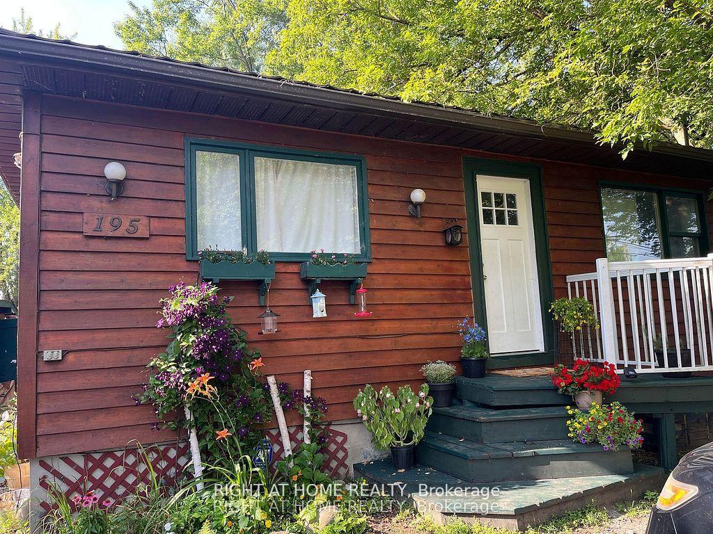 Front of 195 Lakeland Crescent