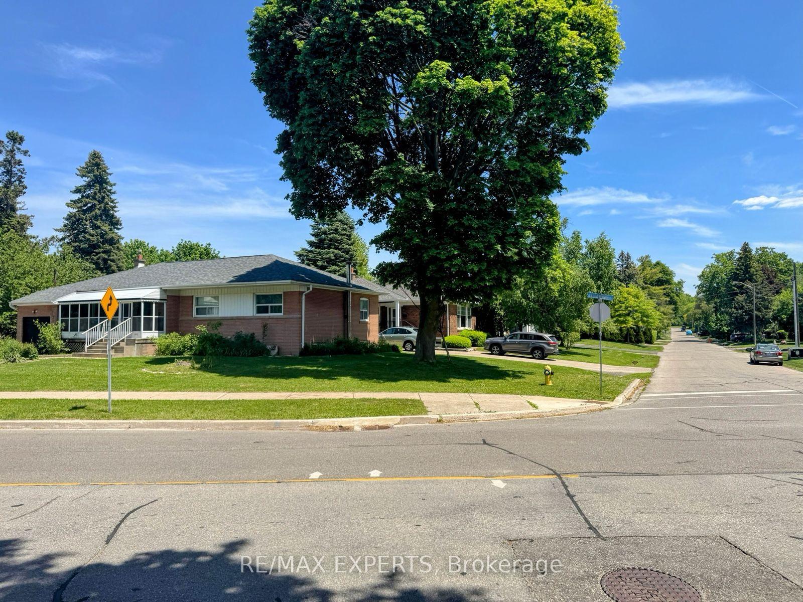 Photo 2 of 71 Lloyd Manor Road, Etobicoke, Princess-Rosethorn — HOMEH