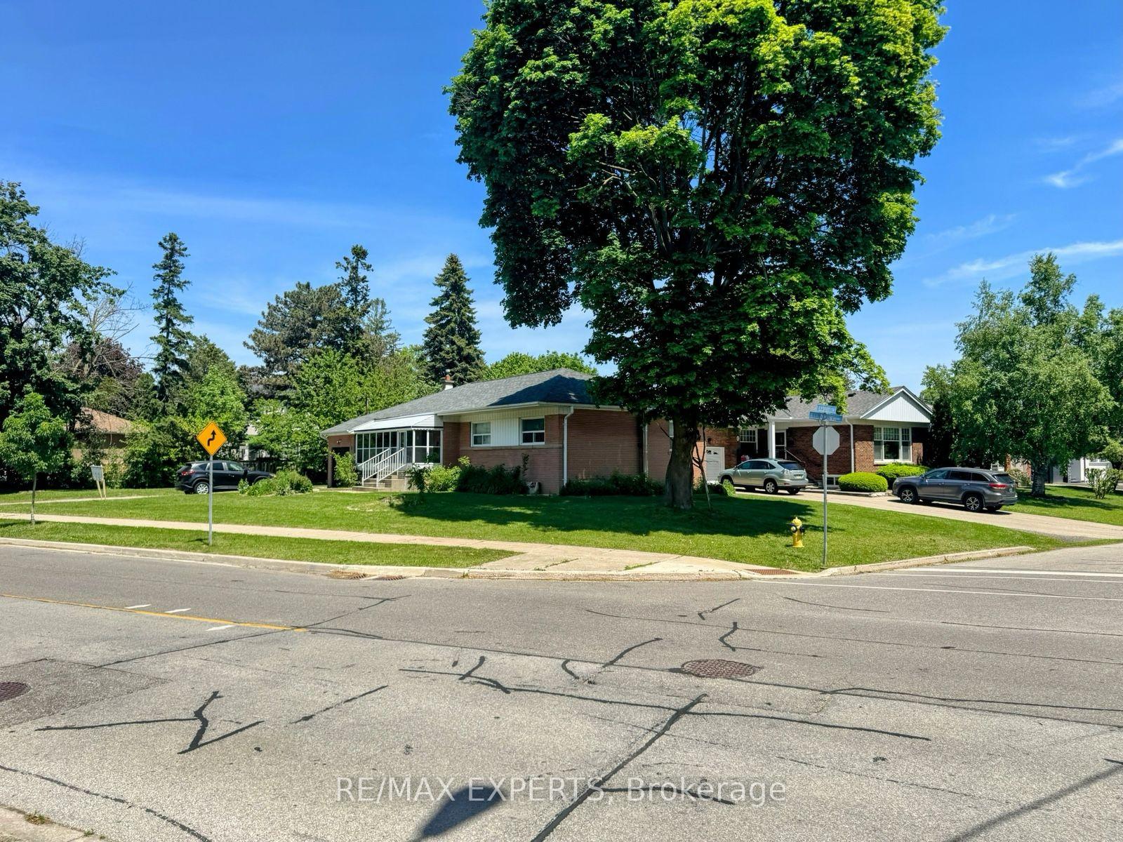 Photo 4 of 71 Lloyd Manor Road, Etobicoke, Princess-Rosethorn — HOMEH