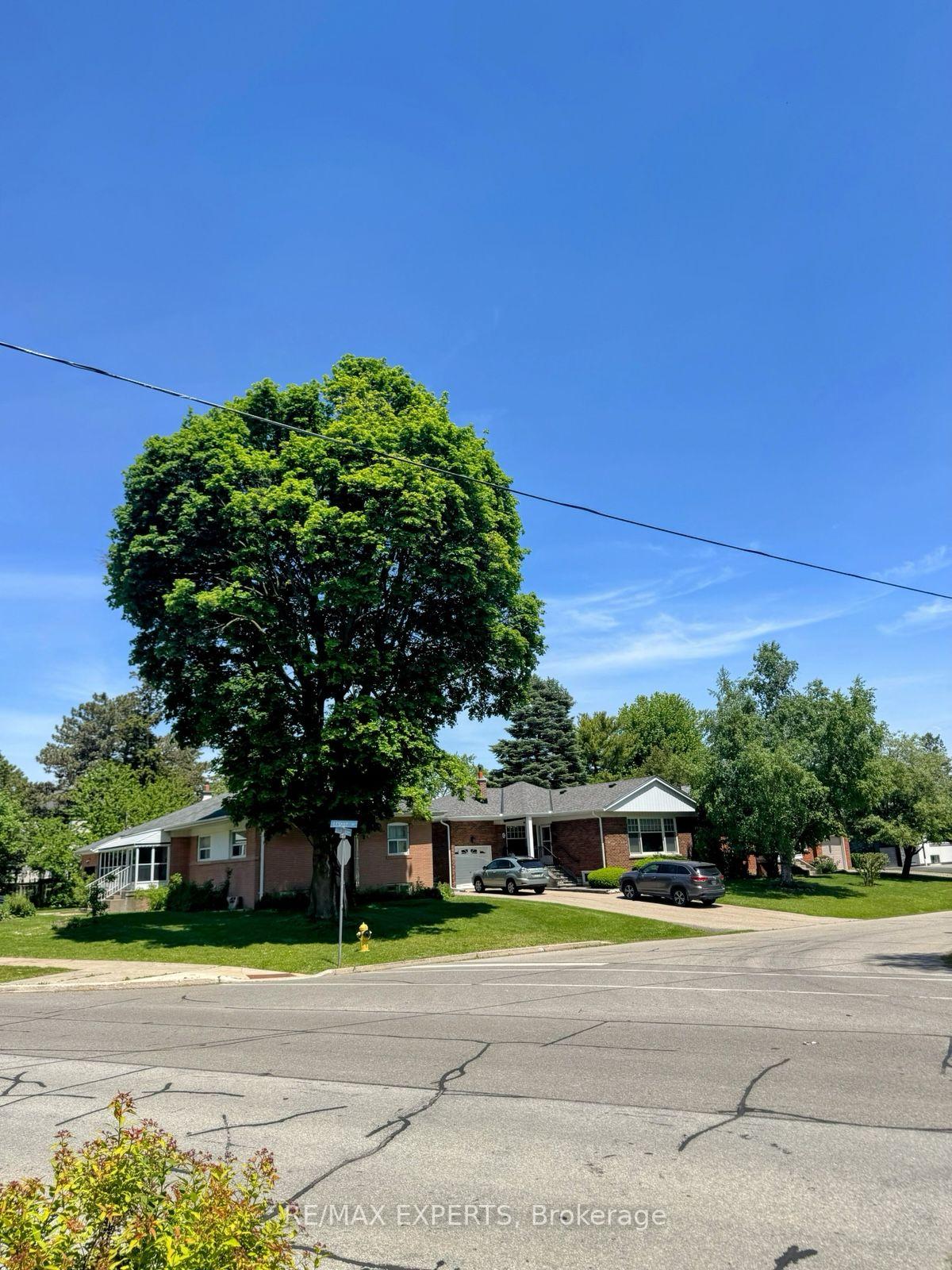Photo 3 of 69 Lloyd Manor Road, Etobicoke, Princess-Rosethorn — HOMEH