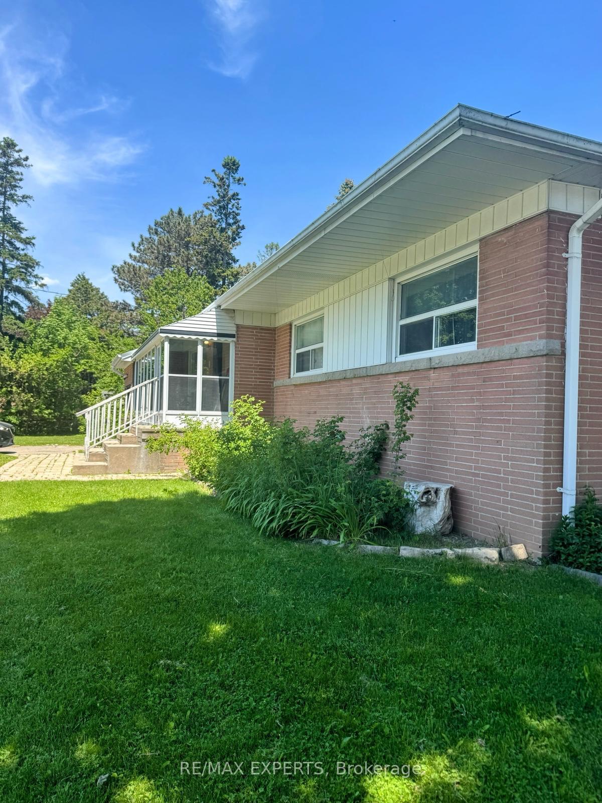 Photo 5 of 69 Lloyd Manor Road, Etobicoke, Princess-Rosethorn — HOMEH