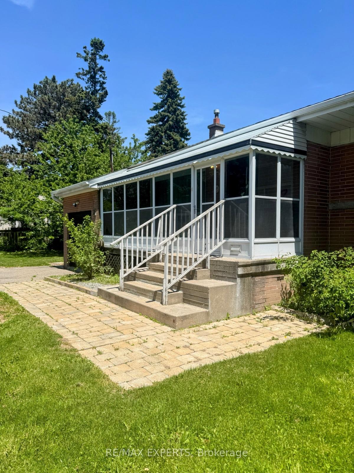Photo 6 of 69 Lloyd Manor Road, Etobicoke, Princess-Rosethorn — HOMEH