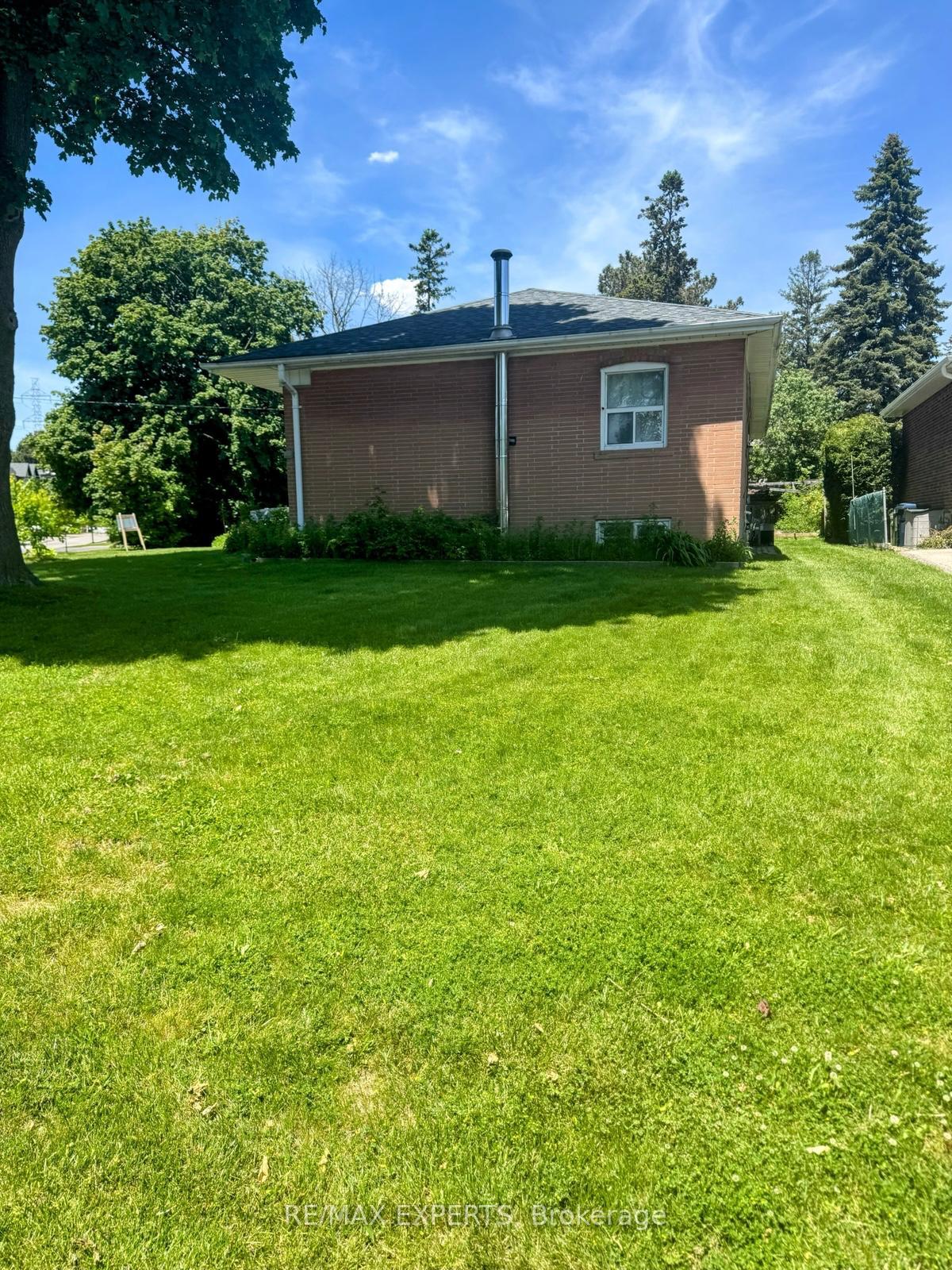 Photo 7 of 69 Lloyd Manor Road, Etobicoke, Princess-Rosethorn — HOMEH