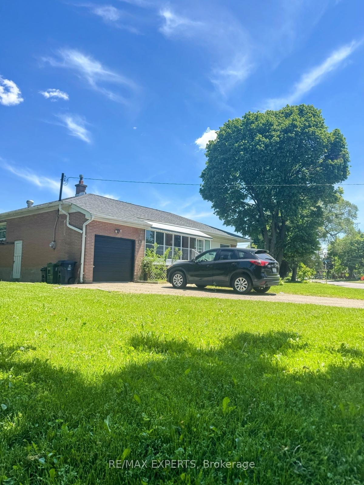 Photo 8 of 69 Lloyd Manor Road, Etobicoke, Princess-Rosethorn — HOMEH