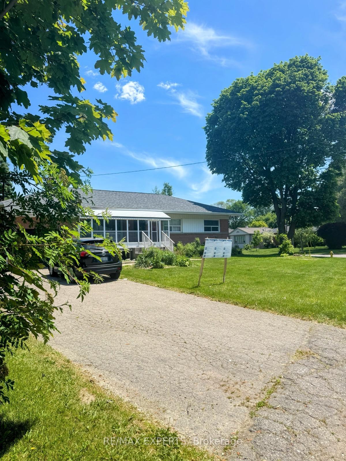 Photo 9 of 69 Lloyd Manor Road, Etobicoke, Princess-Rosethorn — HOMEH