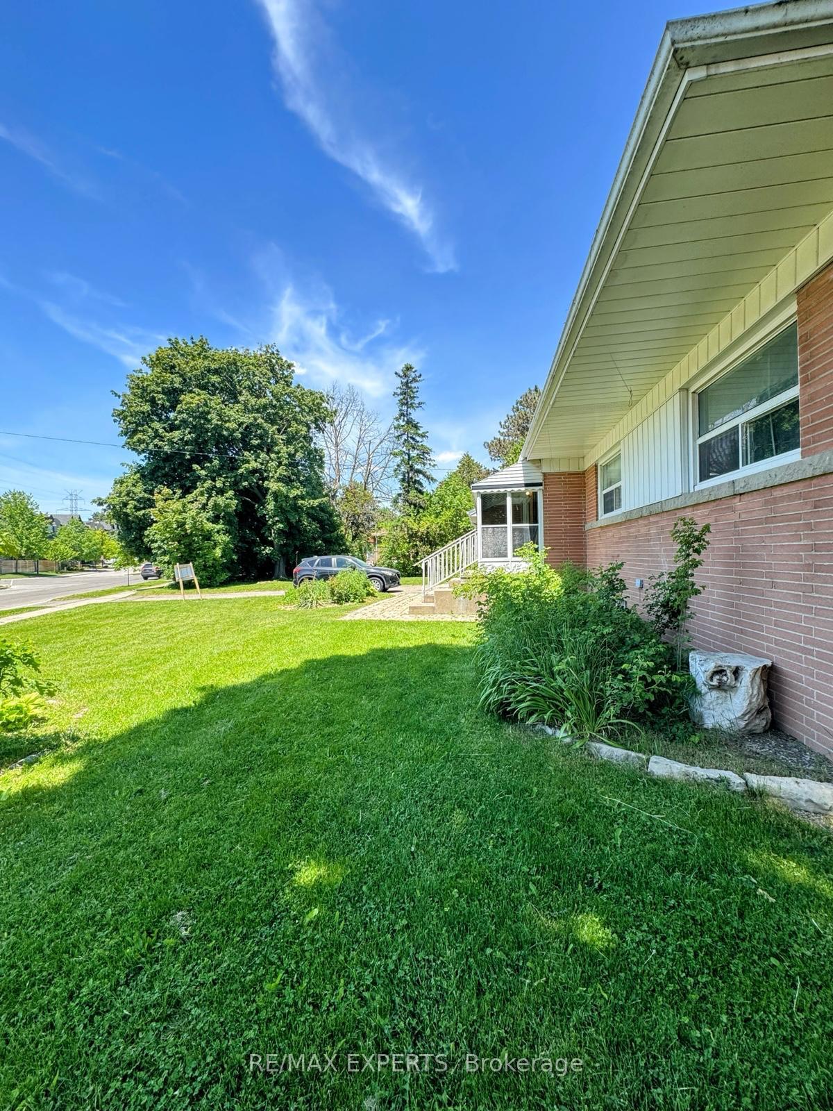 Photo 10 of 69 Lloyd Manor Road, Etobicoke, Princess-Rosethorn — HOMEH