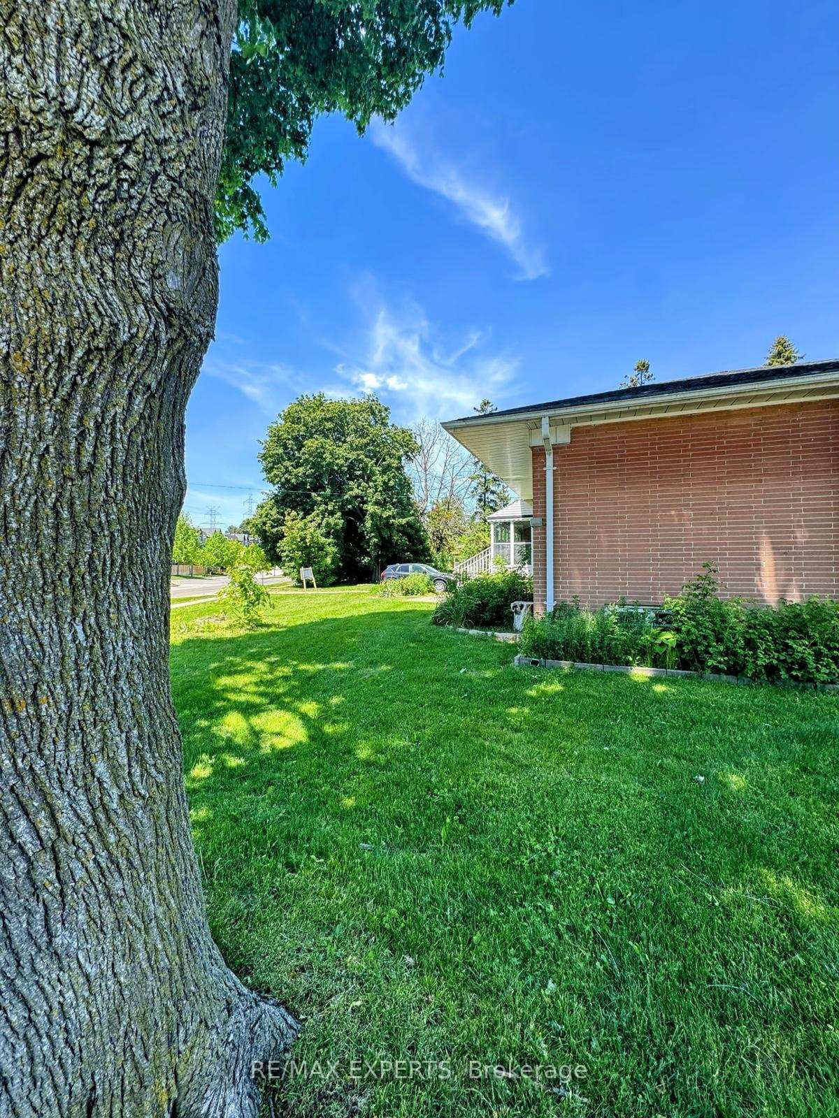 Photo 11 of 69 Lloyd Manor Road, Etobicoke, Princess-Rosethorn — HOMEH
