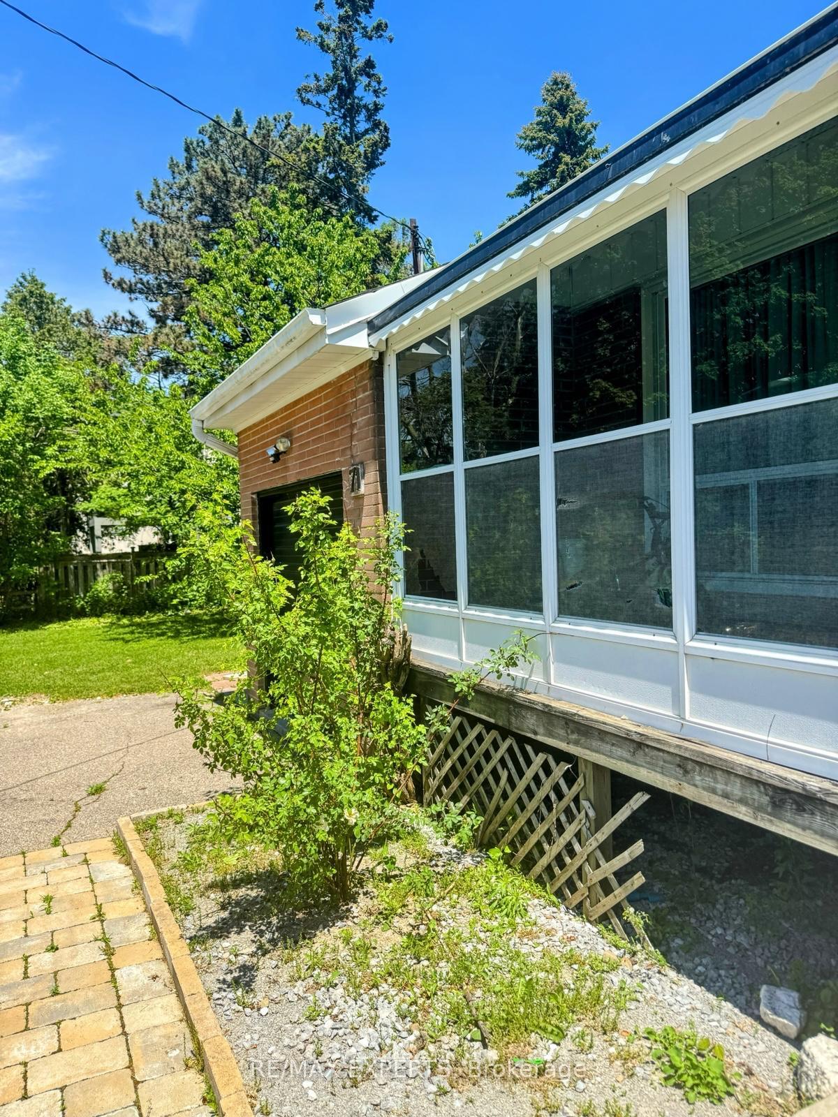Photo 12 of 69 Lloyd Manor Road, Etobicoke, Princess-Rosethorn — HOMEH