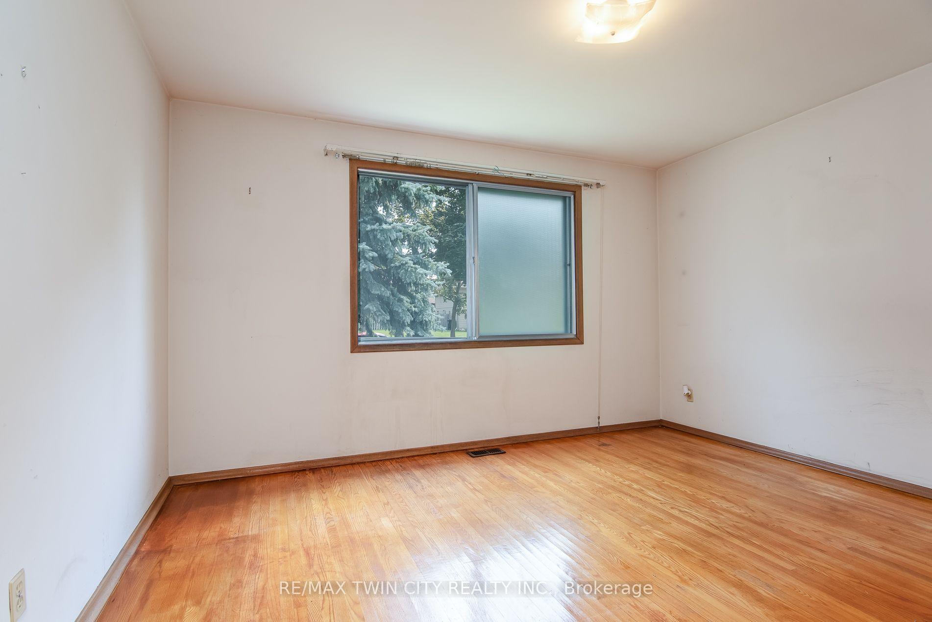 Photo 25 of 124 Carwood Avenue, Kitchener, Rockway — HOMEH