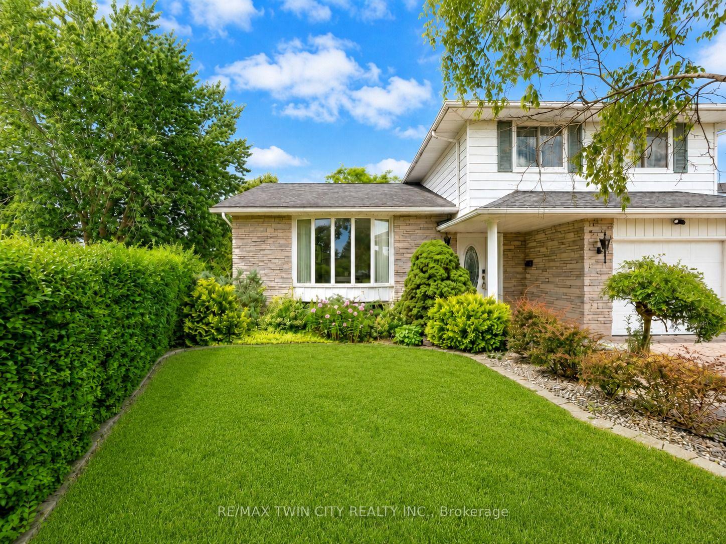 Photo 2 of 46 Lombardy Court, Kitchener, Forest Hill — HOMEH