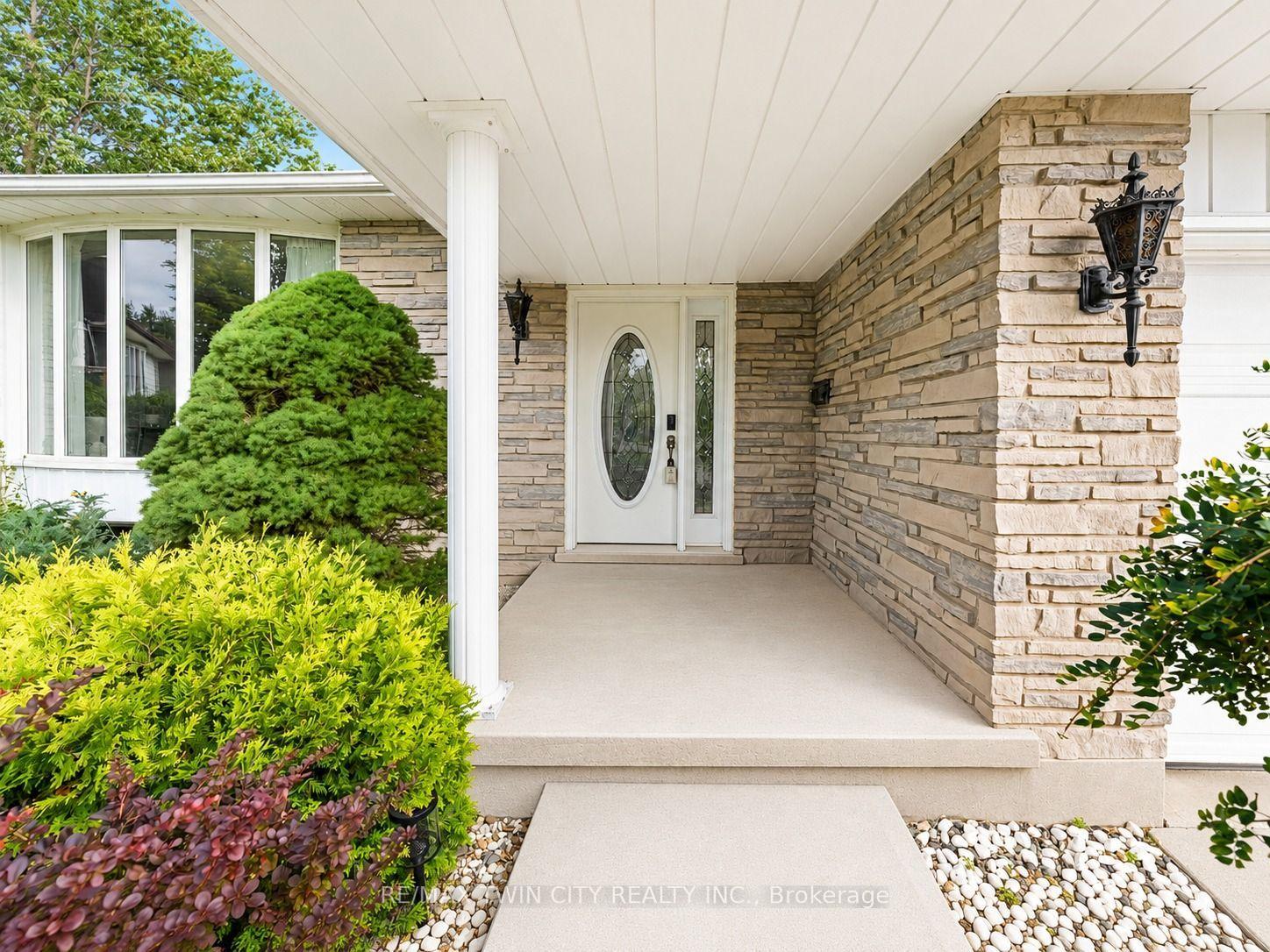 Photo 3 of 46 Lombardy Court, Kitchener, Forest Hill — HOMEH