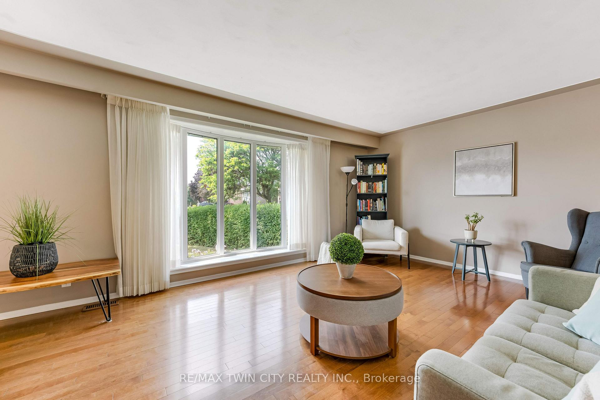 Photo 8 of 46 Lombardy Court, Kitchener, Forest Hill — HOMEH