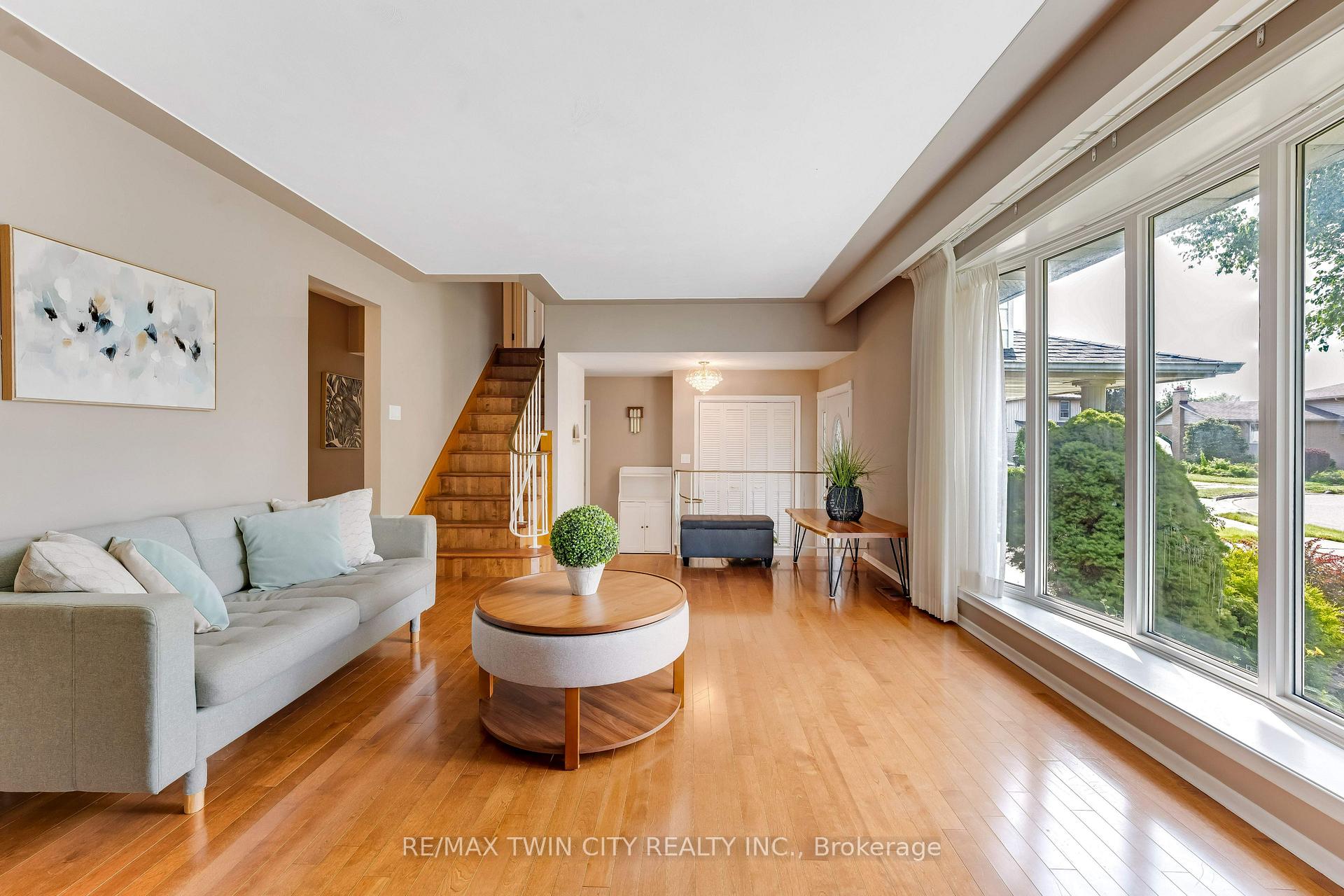 Photo 10 of 46 Lombardy Court, Kitchener, Forest Hill — HOMEH