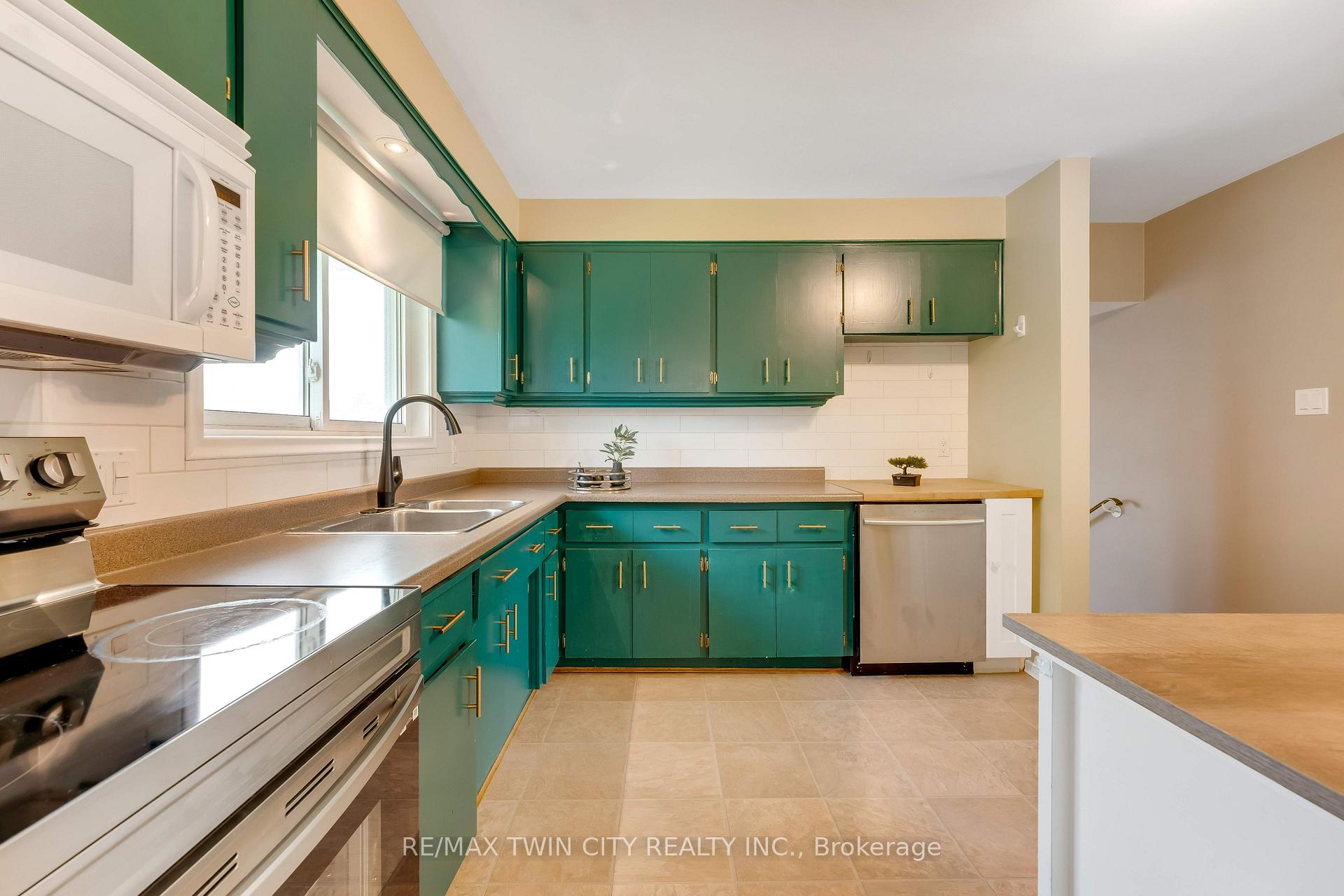 Photo 12 of 46 Lombardy Court, Kitchener, Forest Hill — HOMEH