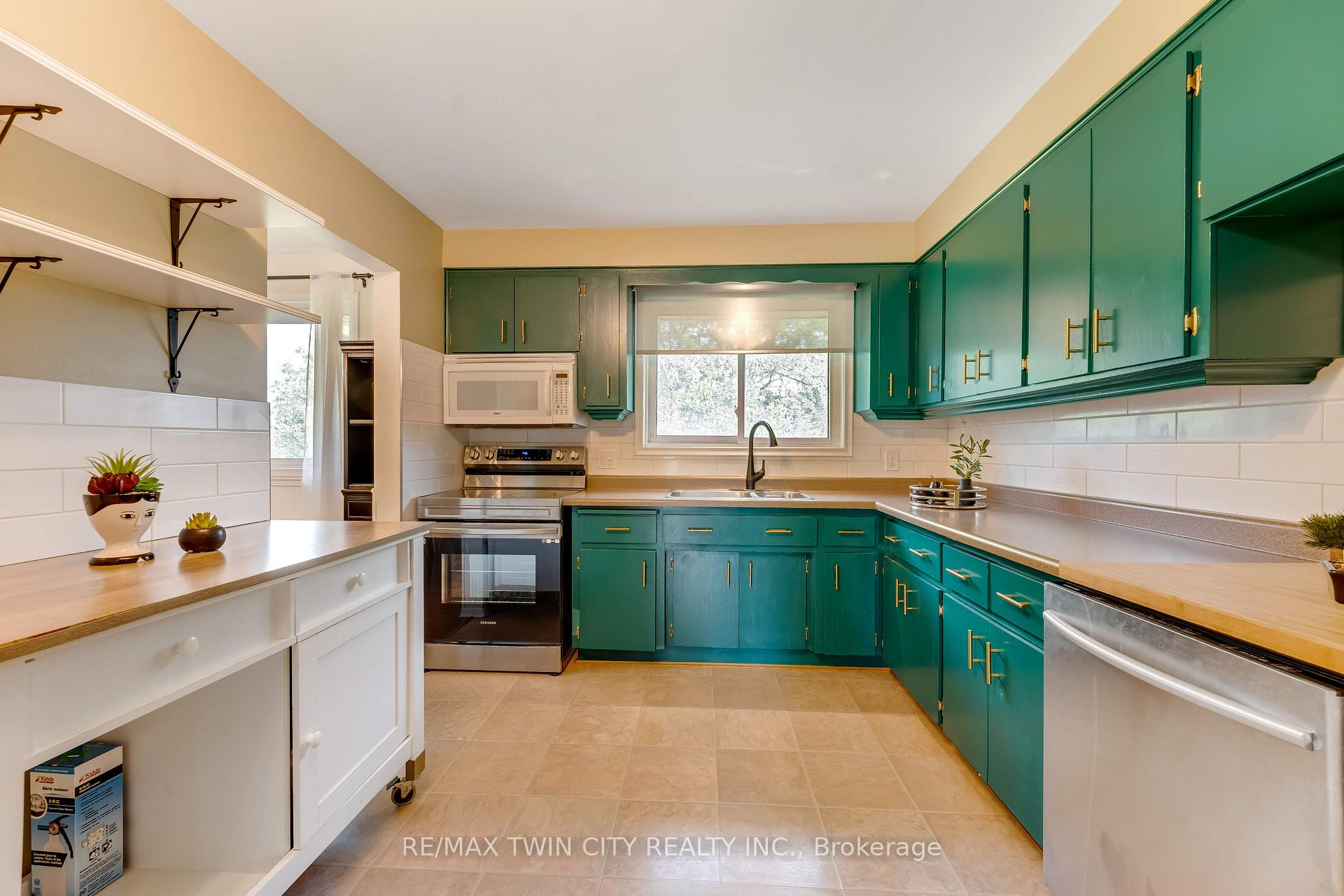 Photo 13 of 46 Lombardy Court, Kitchener, Forest Hill — HOMEH